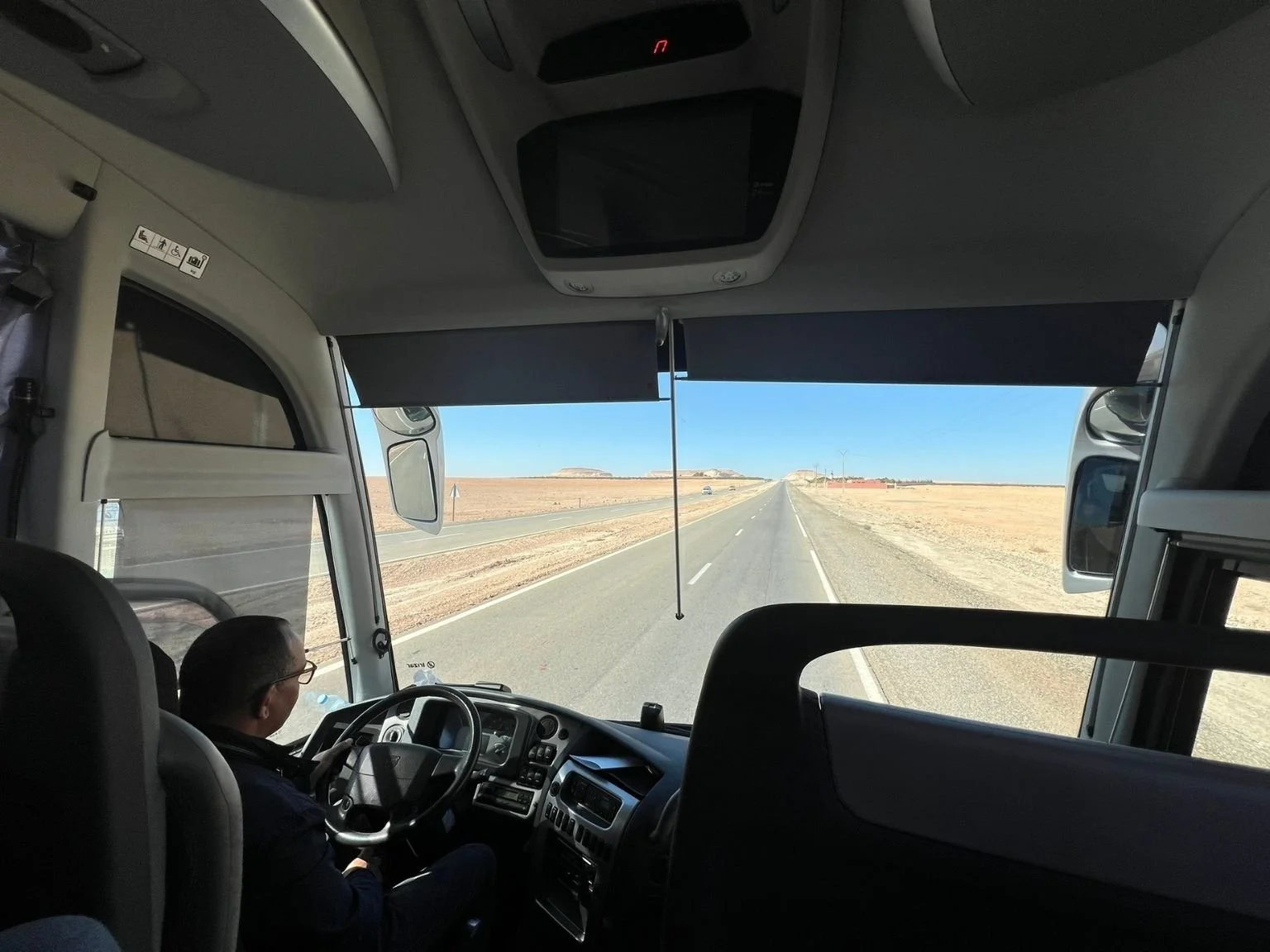 從摩洛哥巴士上看出去的景色，土地貧瘠卻很有異國氛圍。