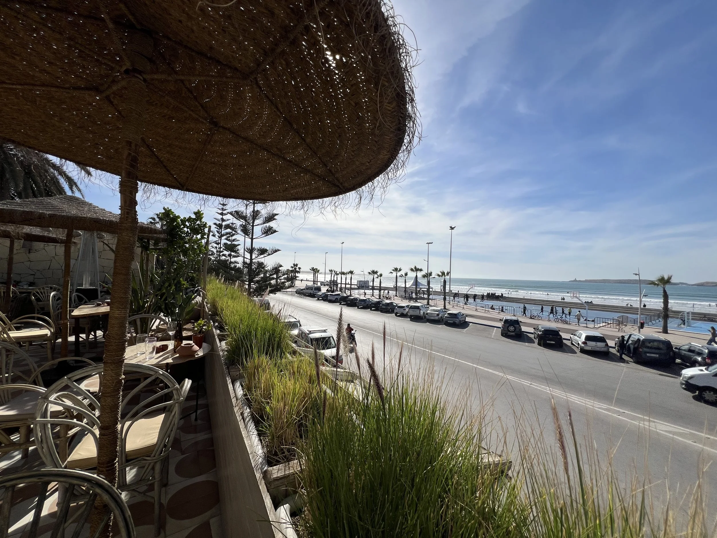 索維拉海邊餐廳 La Coupole，用餐時可以看到沙灘與當地人在踢足球。