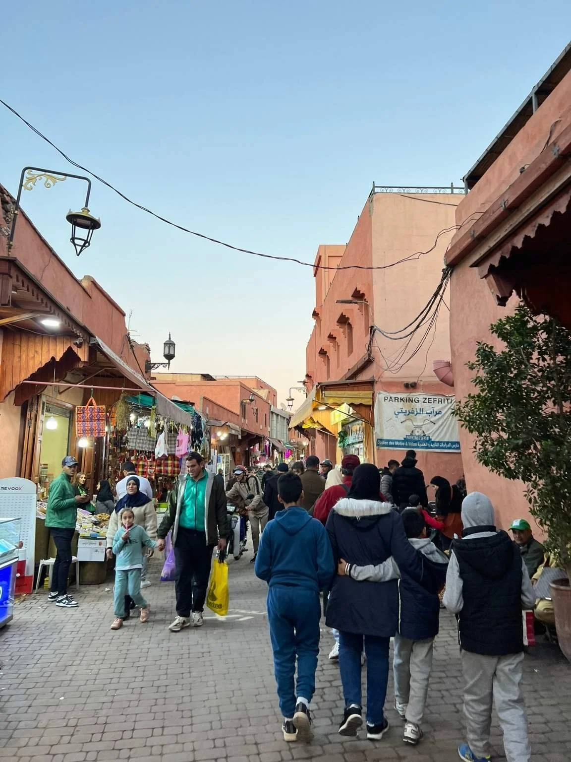 ：馬拉喀什老城區狹窄小巷裡擠滿人潮，非常熱鬧。