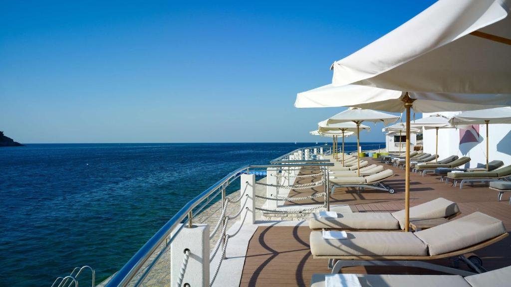 躺在 Park Plaza Histria 的躺椅上就能欣賞海景，非常有度假感。