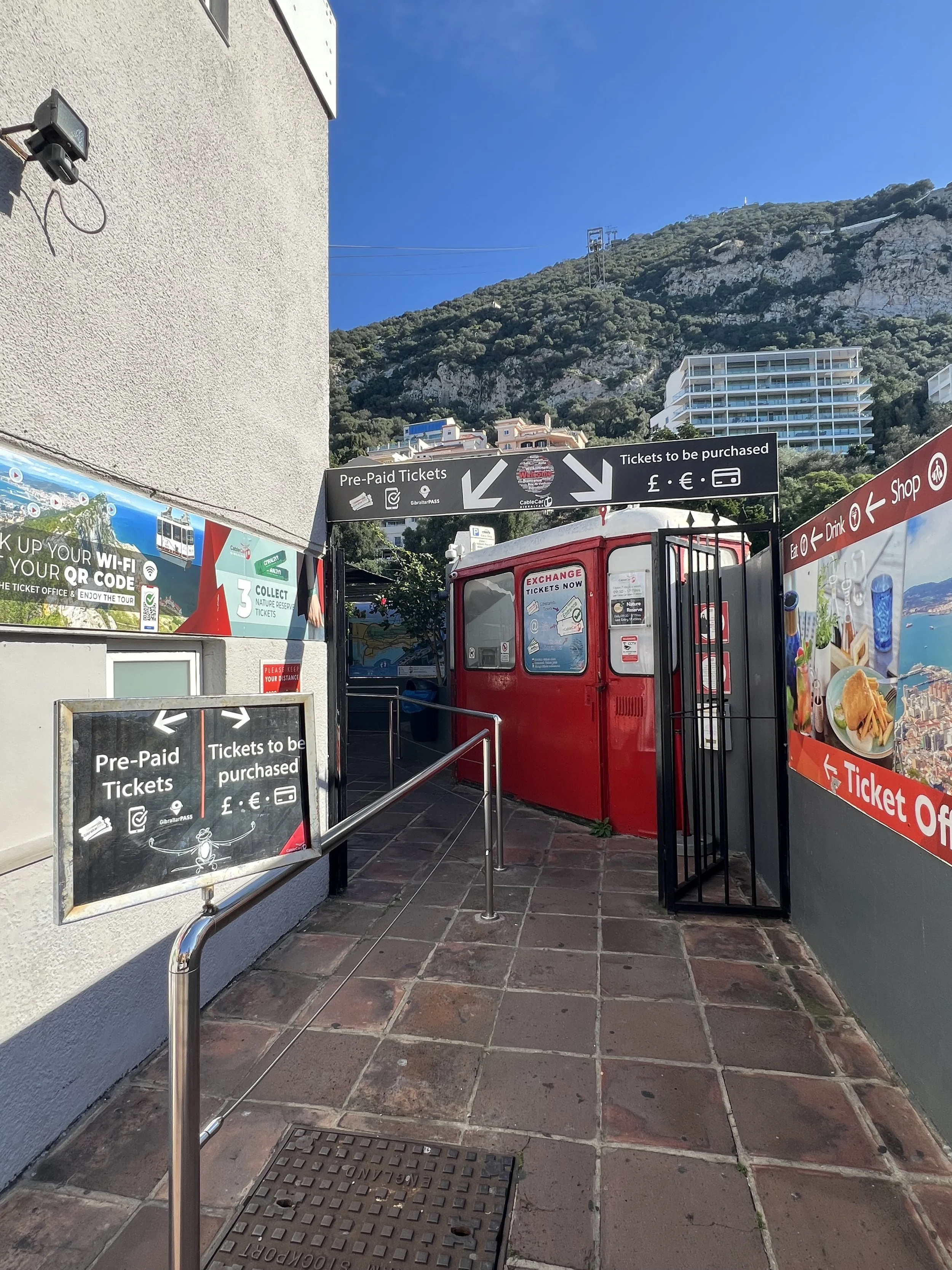 直布羅陀纜車搭乘入口，是前往巨岩山頂的重要交通方式