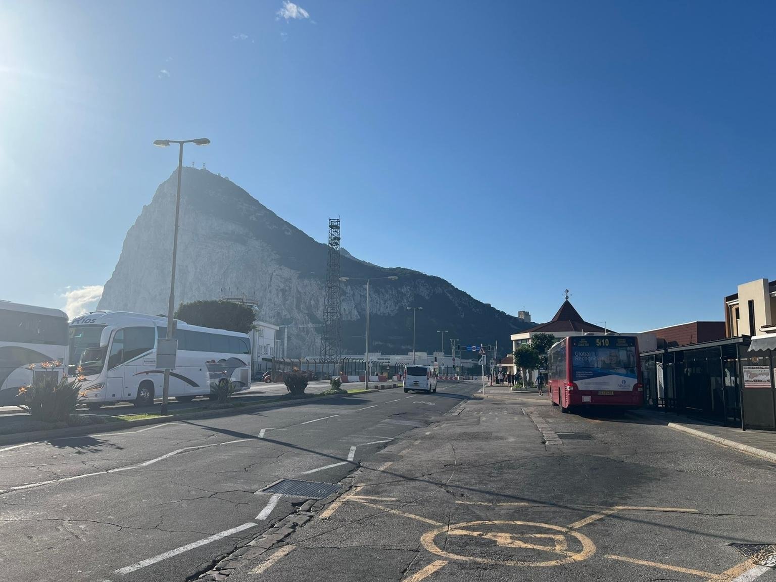 通關後進入直布羅陀看到市區巴士搭乘區，後方就是直布羅陀巨岩