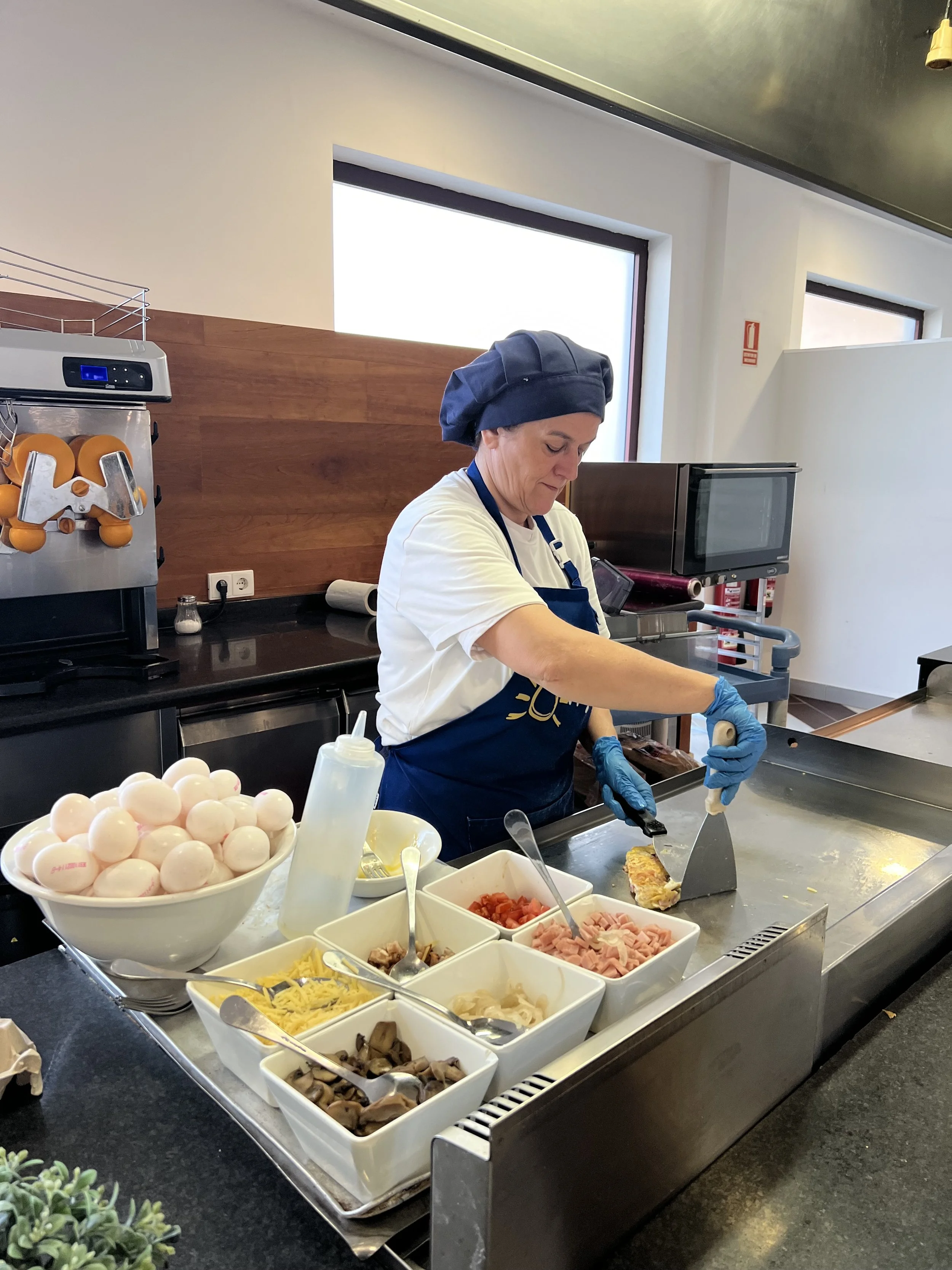 Ohtels Campo de Gibraltar 早餐廚師現場製作熱騰騰 Omelet，美味誘人。