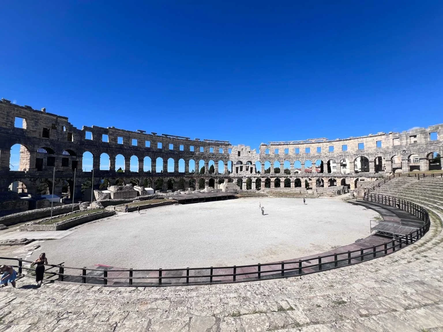 走進普拉圓形競技場內部，可以近距離欣賞古羅馬建築結構。
