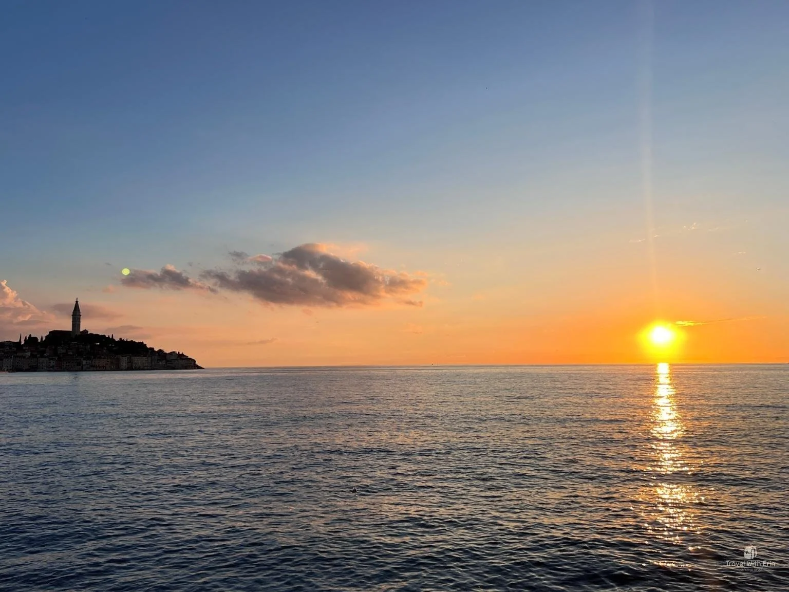 夕陽西下的羅維尼港口，畫面寧靜又浪漫。