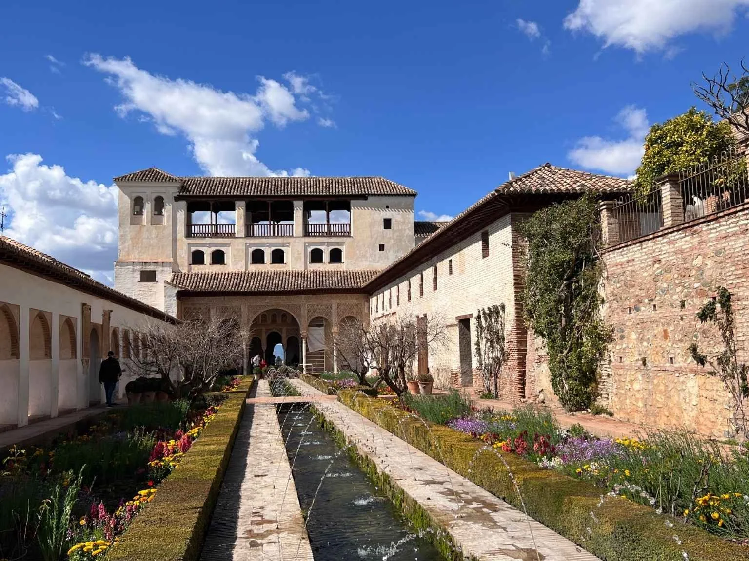 阿爾罕布拉宮的夏宮花園 Generalife，園內充滿花卉、水道與噴泉