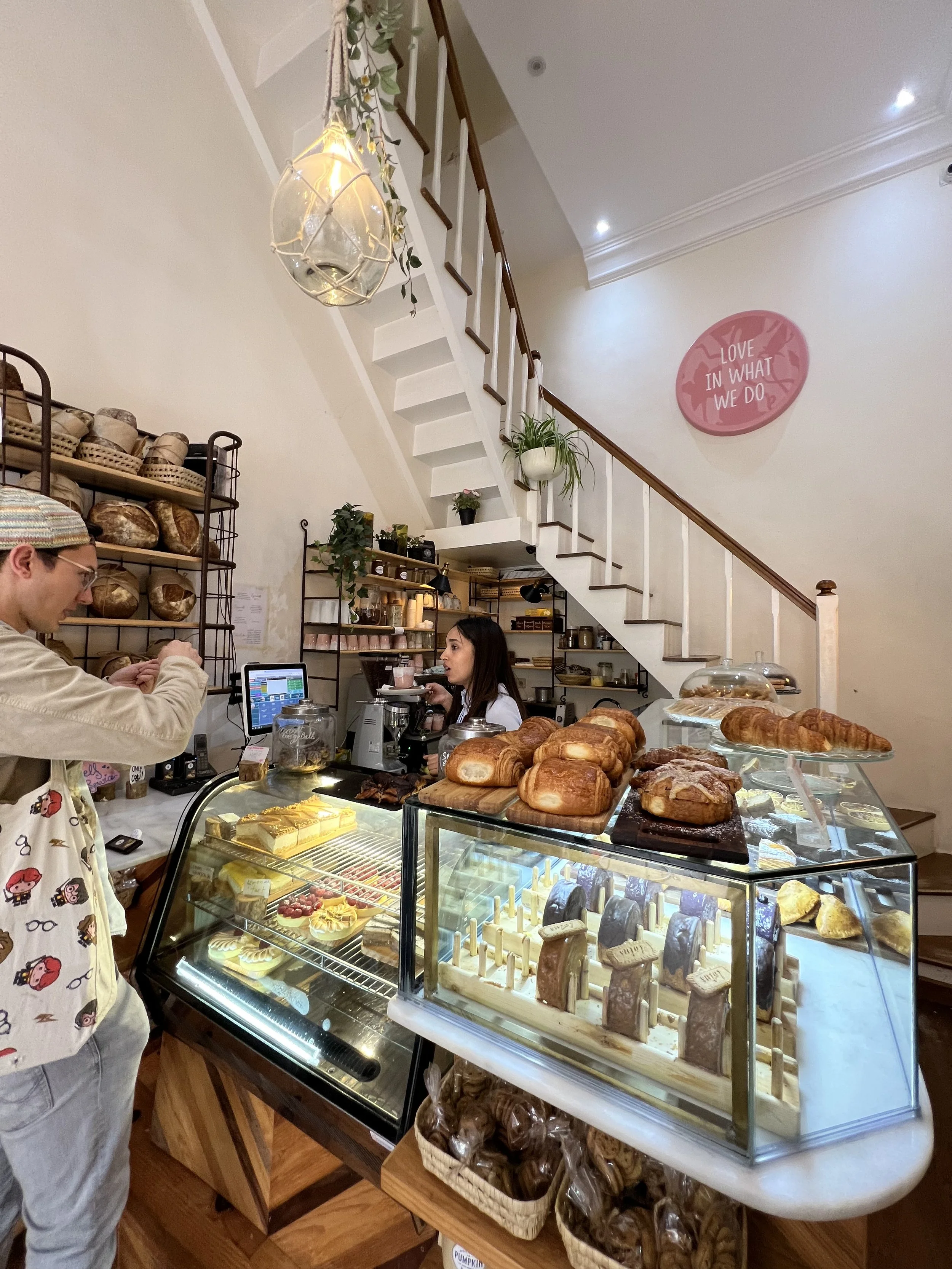 索維拉 Pumpkin 咖啡館裡的甜點櫃，選擇很多又好看。