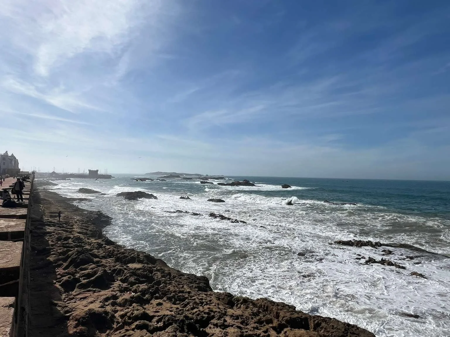 摩洛哥的索維拉小鎮 Essaouira 海岸線風勢強勁、浪花拍岸，是摩洛哥著名的衝浪小鎮。