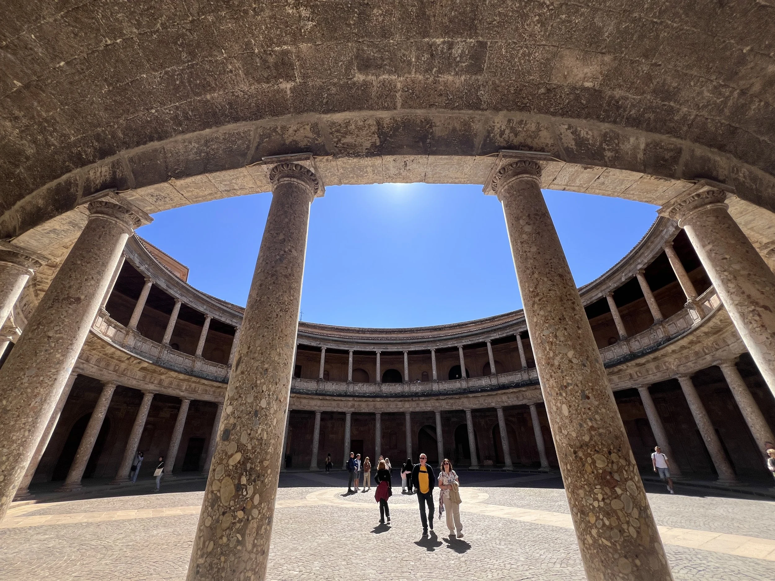 阿爾罕布拉宮內的一處角落景色，走進宮殿就能感受到濃厚的伊斯蘭與安達魯西亞風格。