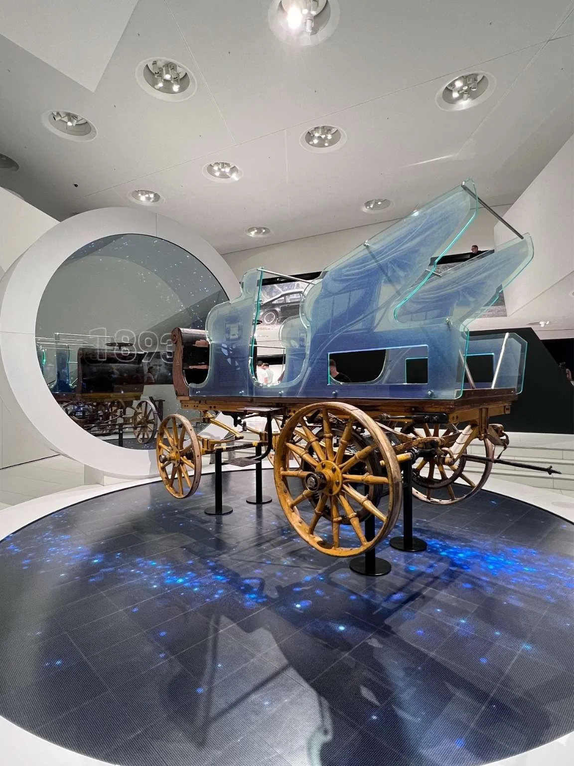 斯圖加特保時捷博物館展示 1898 Porsche P1，見證品牌起源。