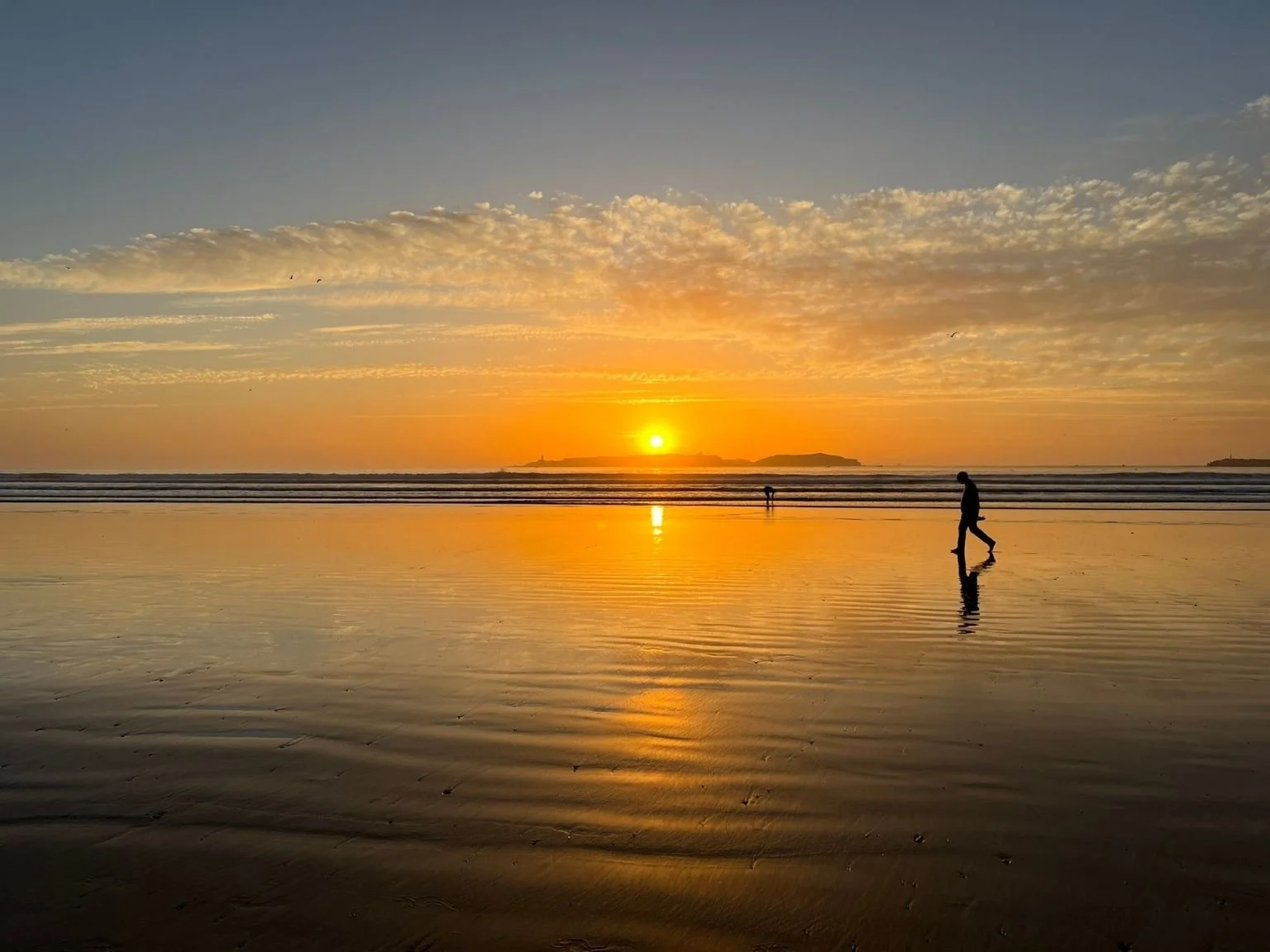 索維拉海邊夕陽西下，天空與海面染成一片橘色，非常迷人。