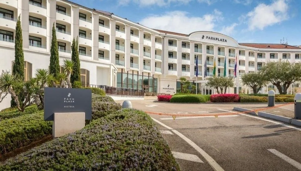 普拉 Park Plaza Histria 飯店氣派的大門入口。