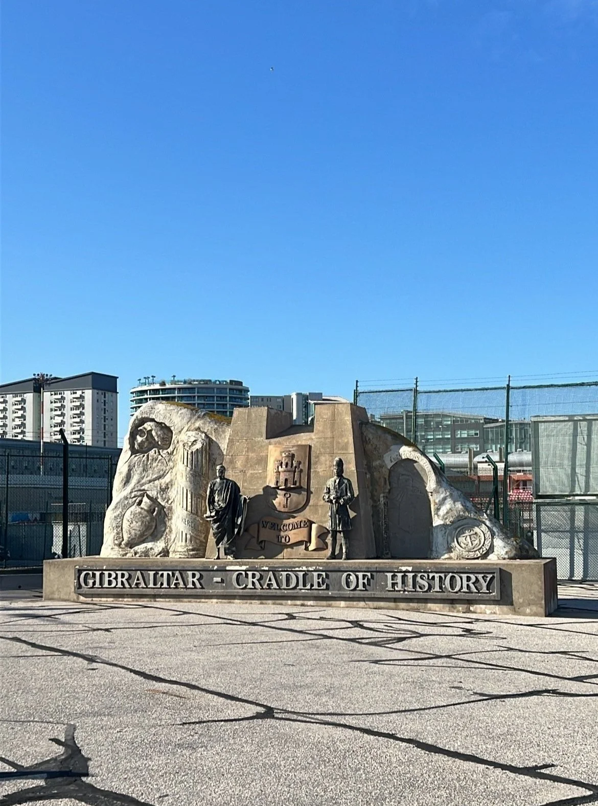 從邊境一路走進直布羅陀市區的街景與雕像