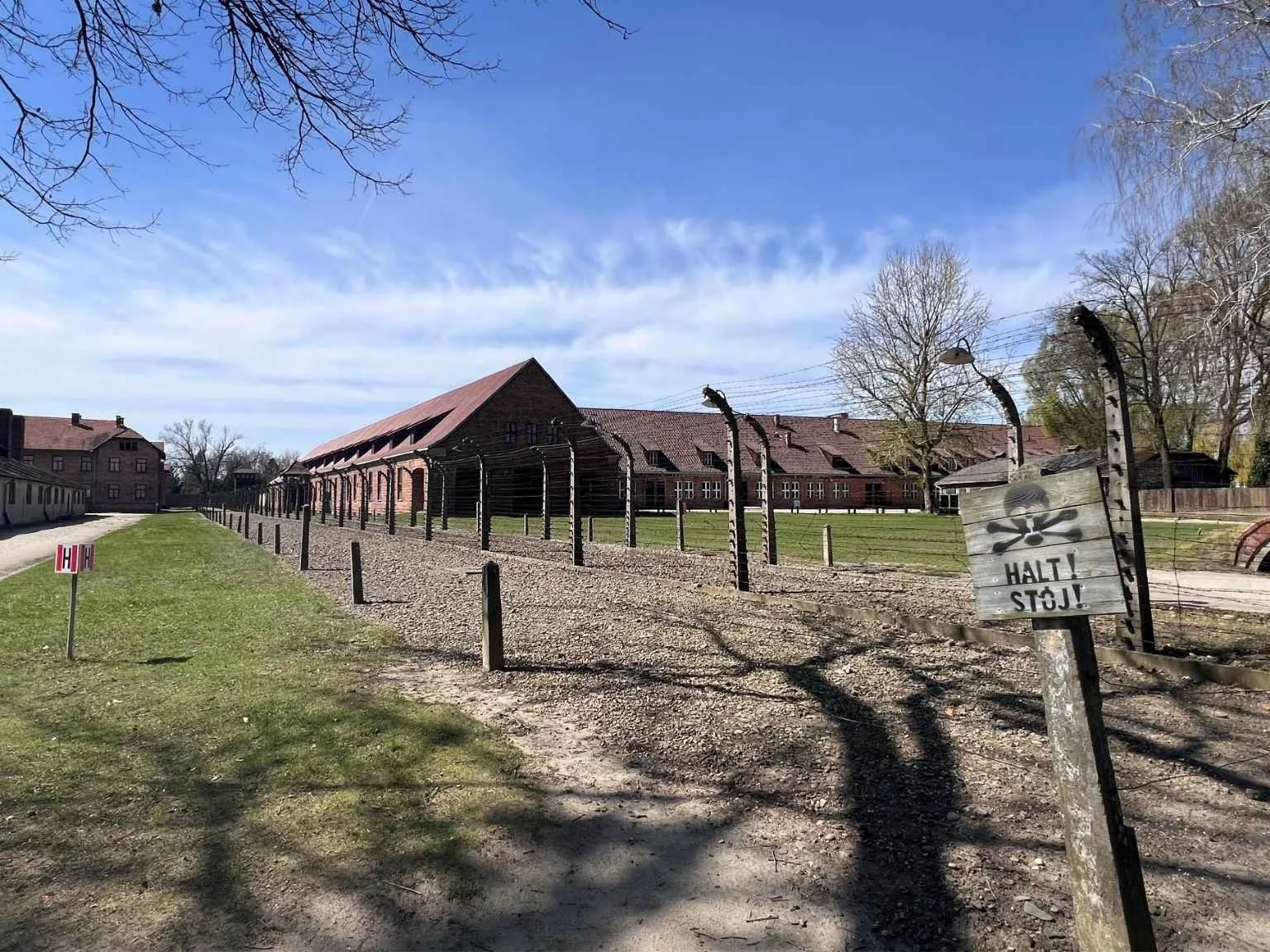 奧斯威辛集中營的一角，天氣雖好但氣氛沉重且令人心痛