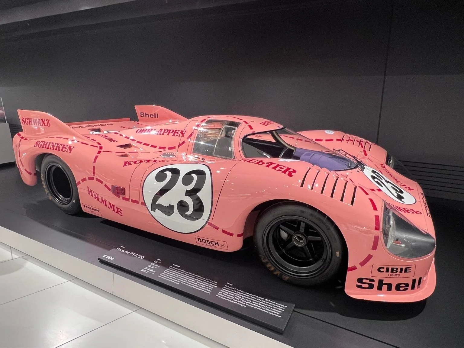 保時捷博物館內展示的 917 粉紅小豬賽車，獨特塗裝非常吸睛。