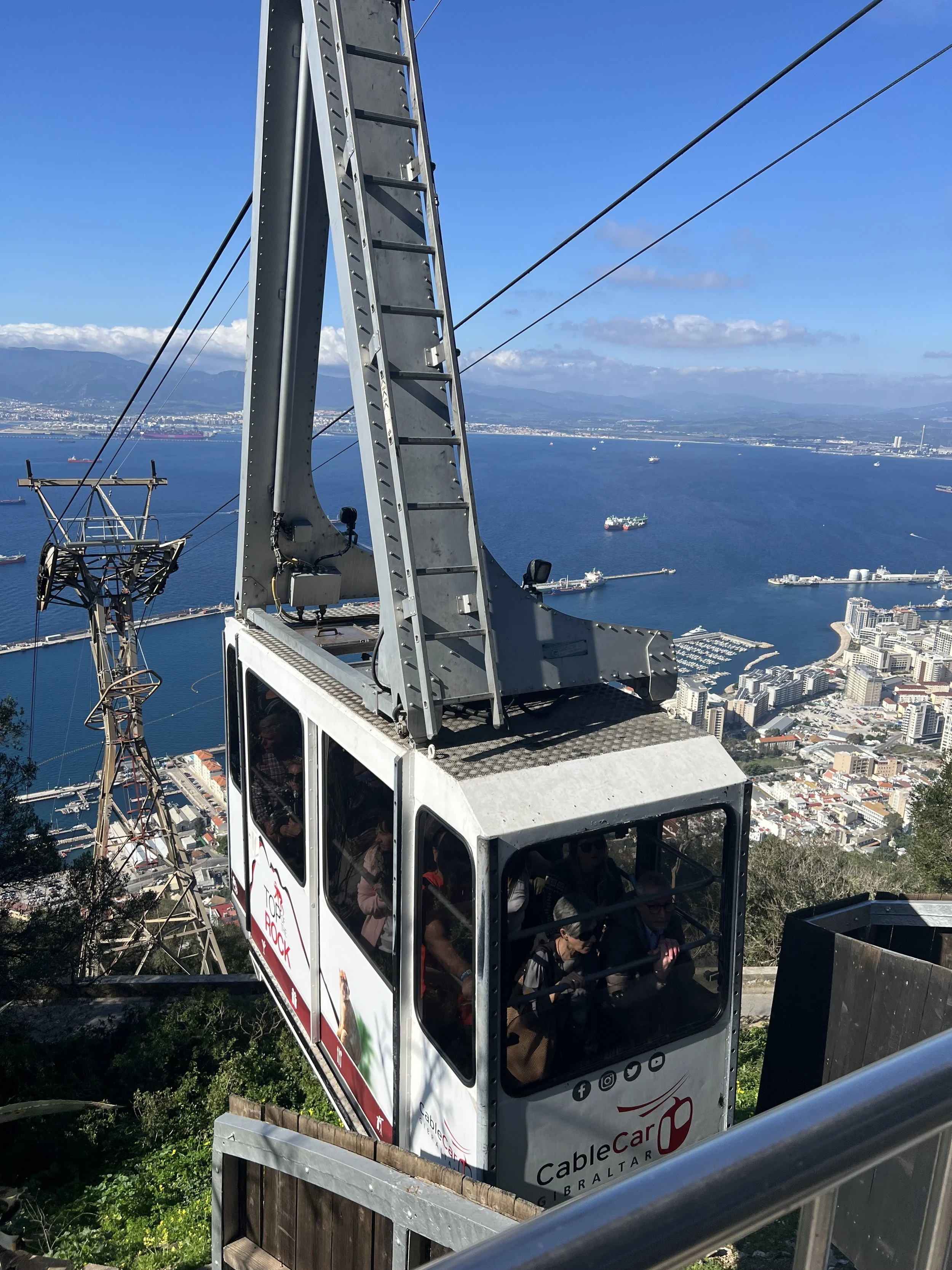 纜車緩緩爬升，前往直布羅陀巨岩山頂
