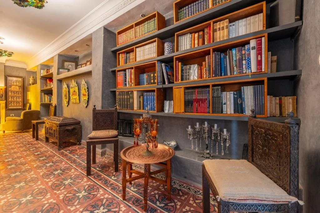 馬拉喀什Riad Yamina52 公共空間的一面書牆，非常有特色又漂亮。