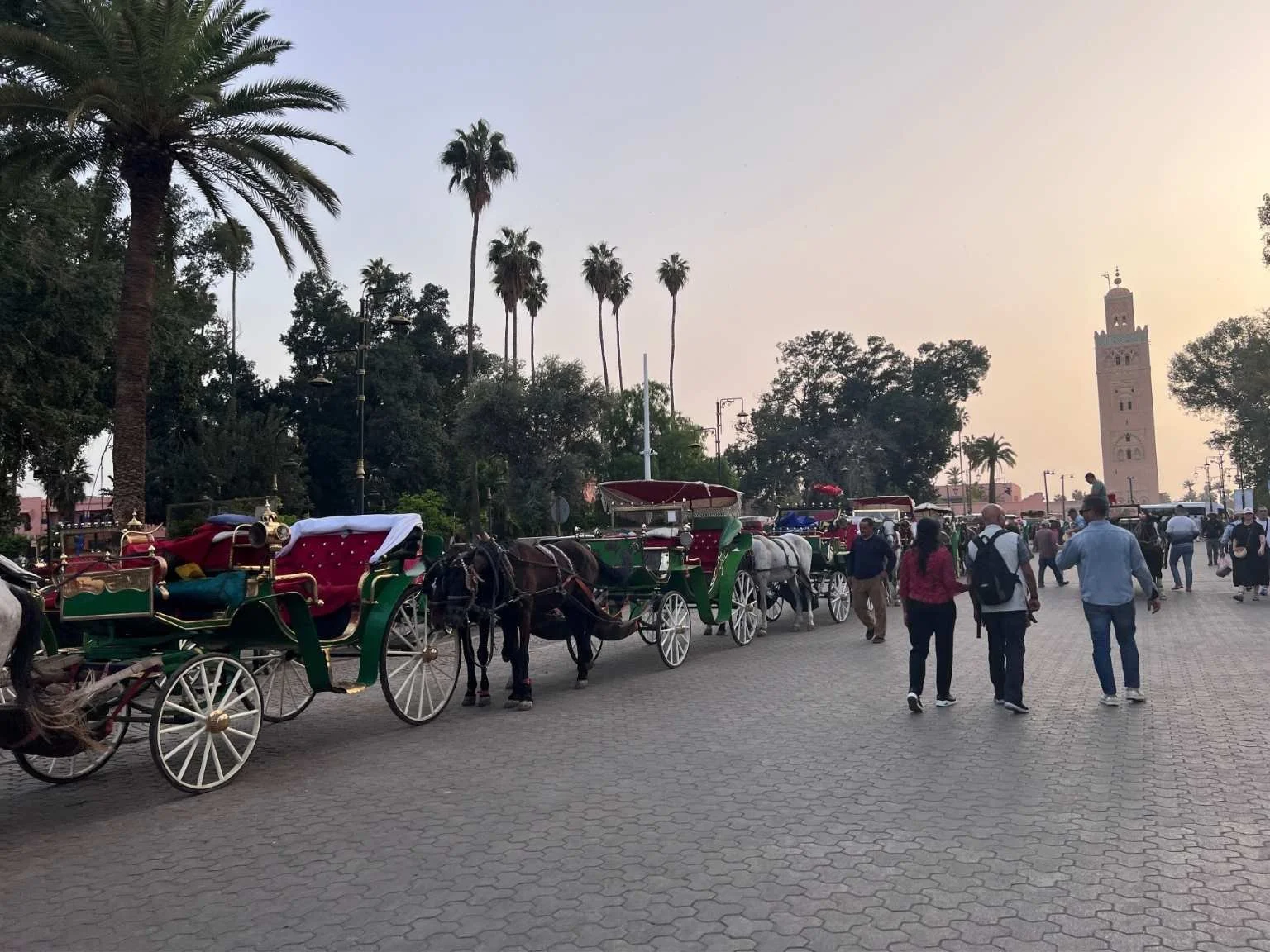 從德吉瑪廣場走向庫圖比亞清真寺，人潮與馬車讓街道非常熱鬧。