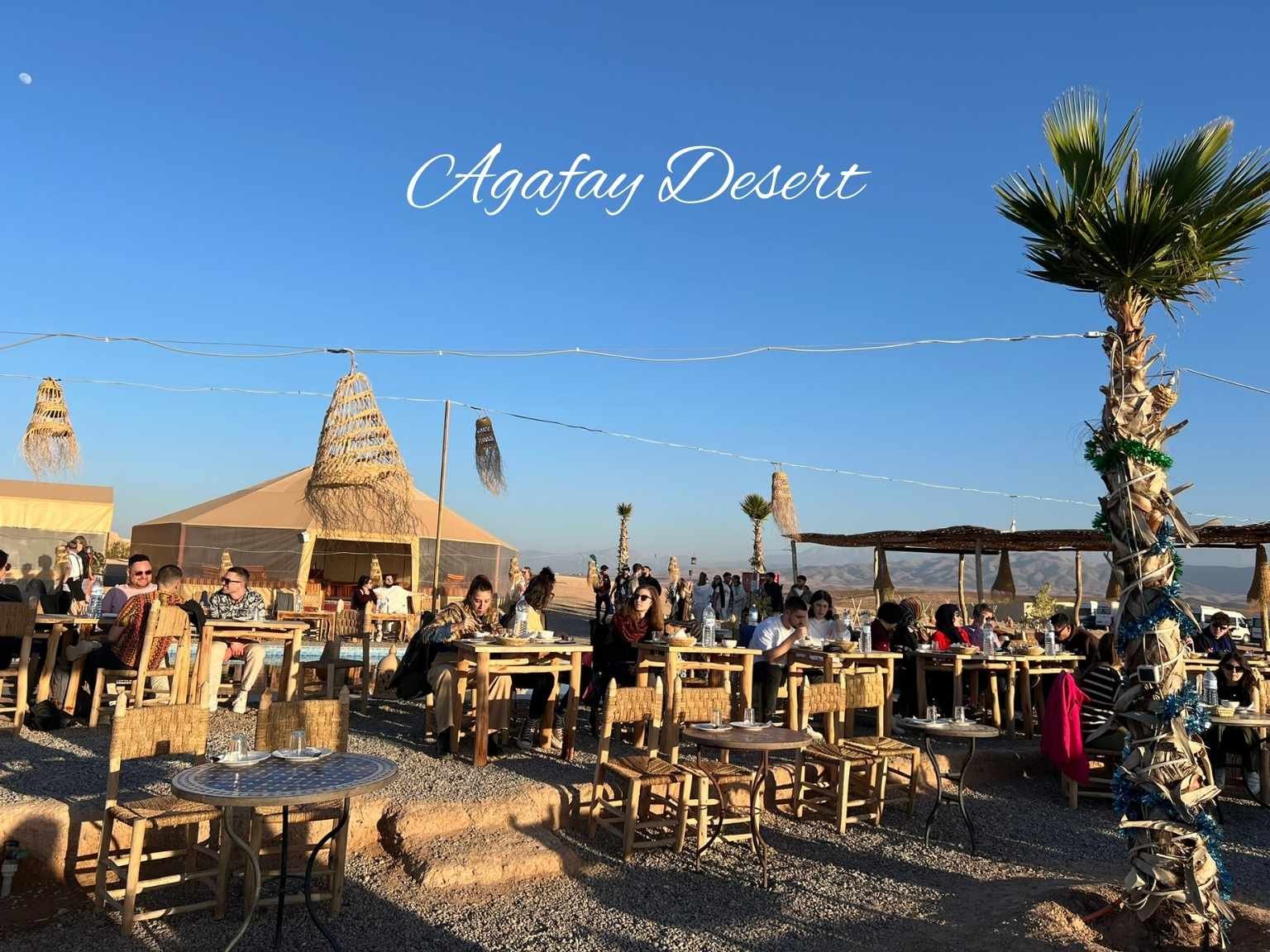 摩洛哥阿格非沙漠的戶外用餐地點，可以一邊吃飯一邊欣賞夕陽。