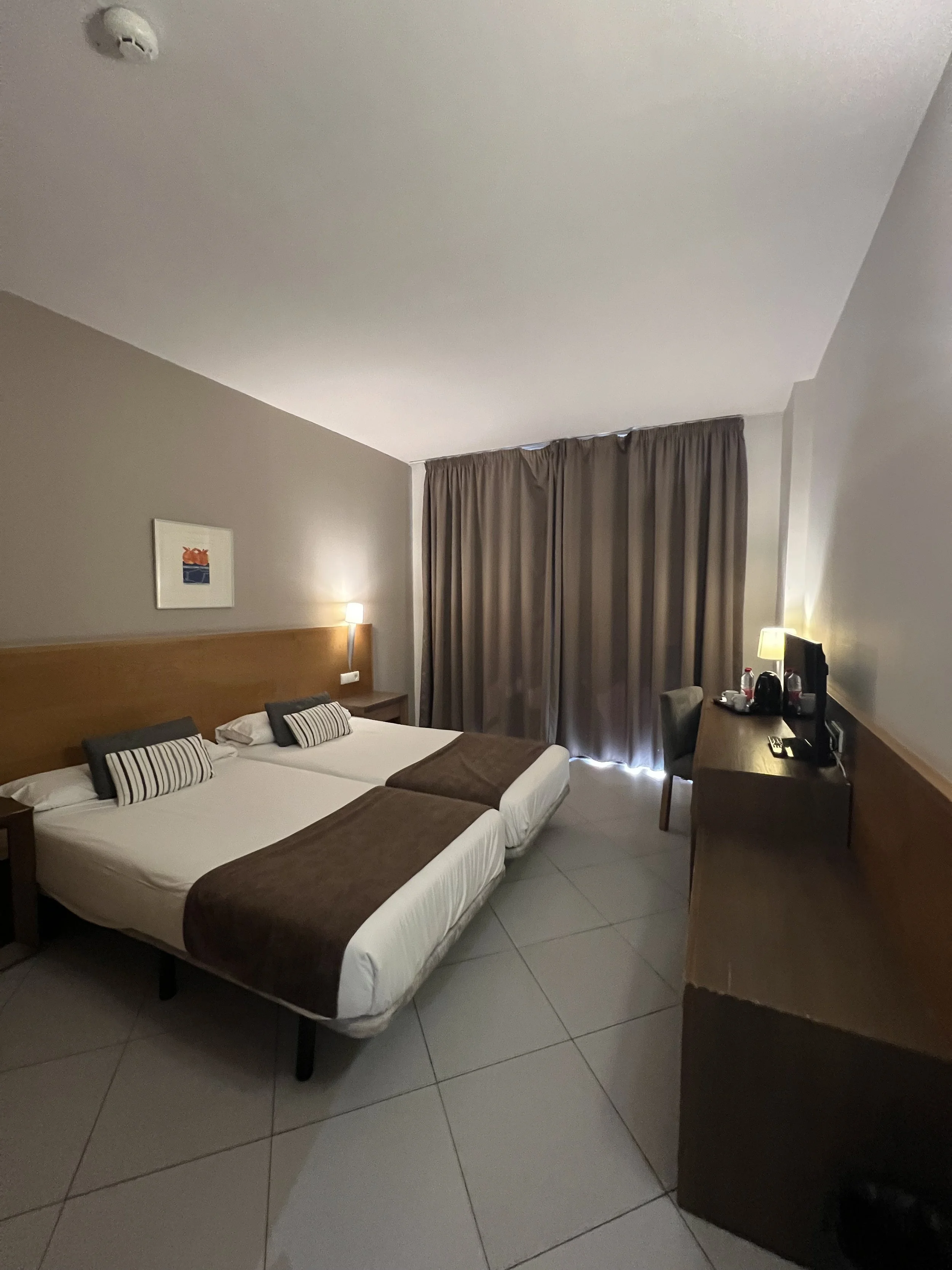 Ohtels Campo de Gibraltar 的寬敞房間，布置舒適，提供舒適的住宿體驗。