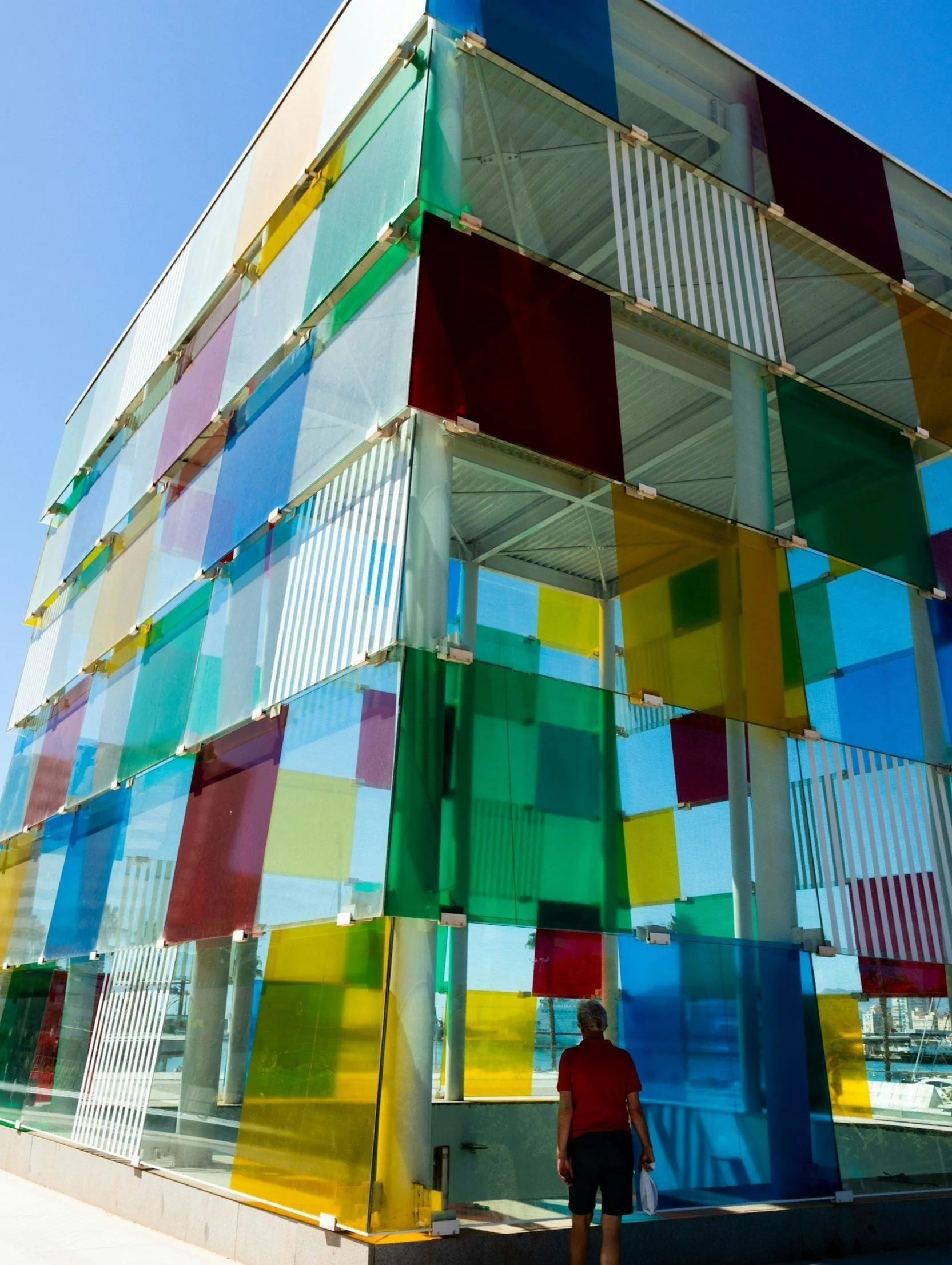 位於馬拉加港邊的龐畢度藝術中心，外型現代又醒目。