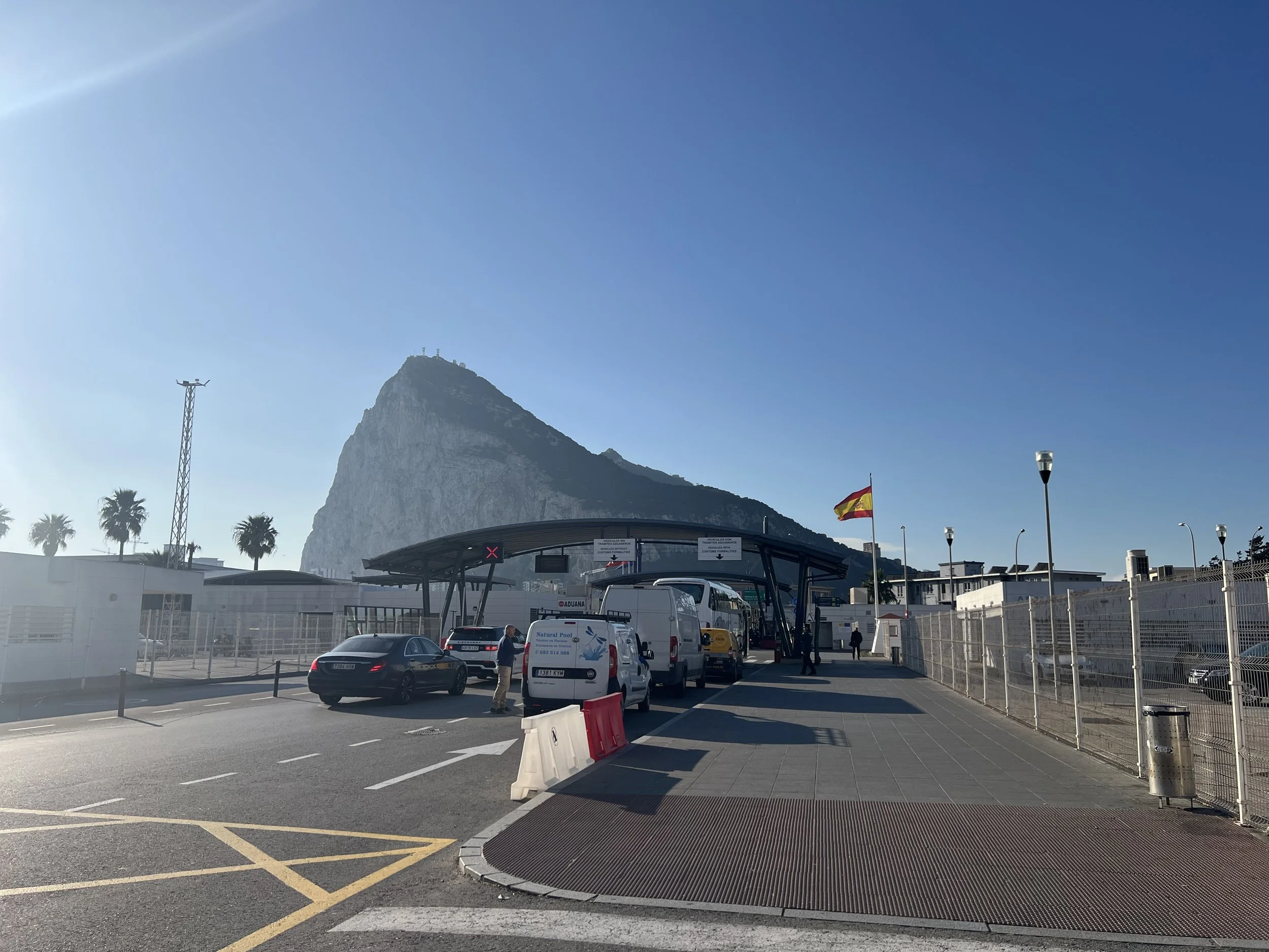 從西班牙進入直布羅陀前，海關外排隊通關的車潮