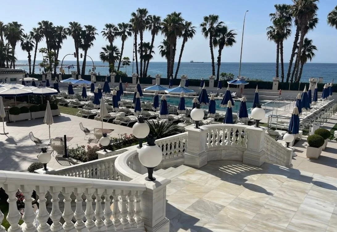 馬拉加五星級 Hotel Miramar 的戶外泳池，度假感十足。