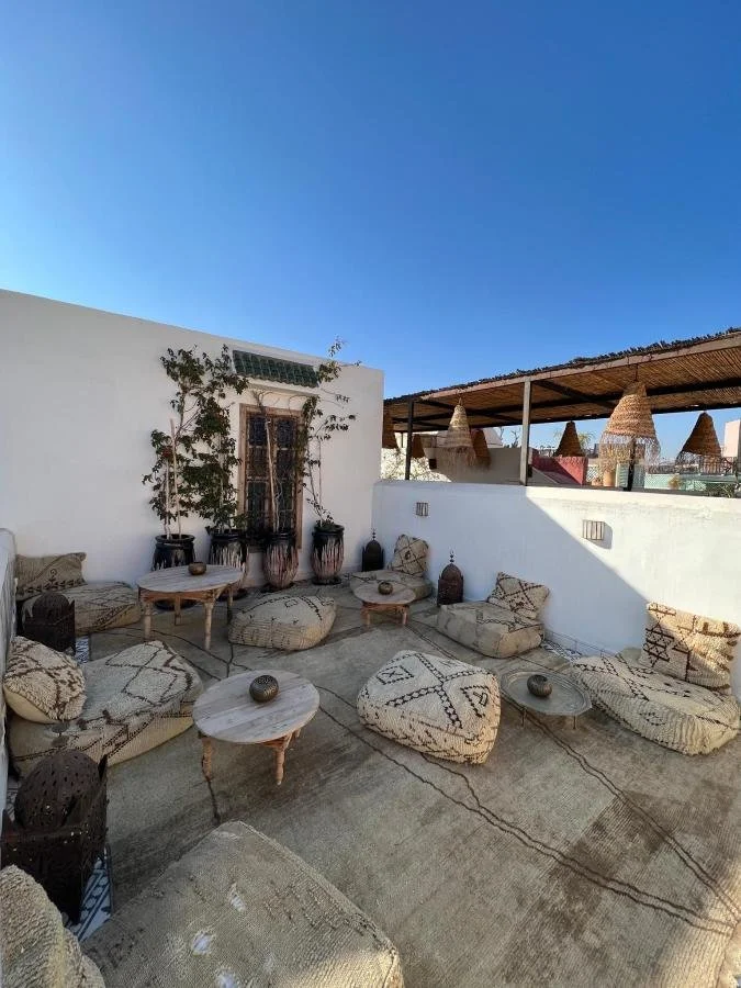 Riad Yamina52 屋頂公共空間，乾淨舒服，很適合曬太陽休息。