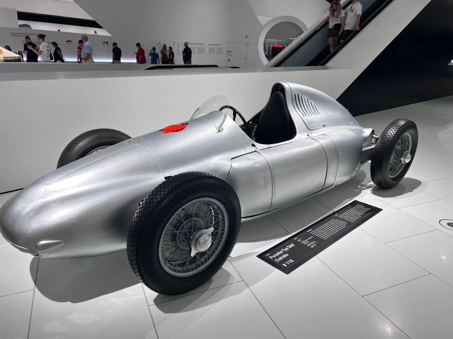斯圖加特保時捷博物館內展示的 Porsche Type 360 Cisitalia，流線低矮車身宛如鯊魚般充滿速度感