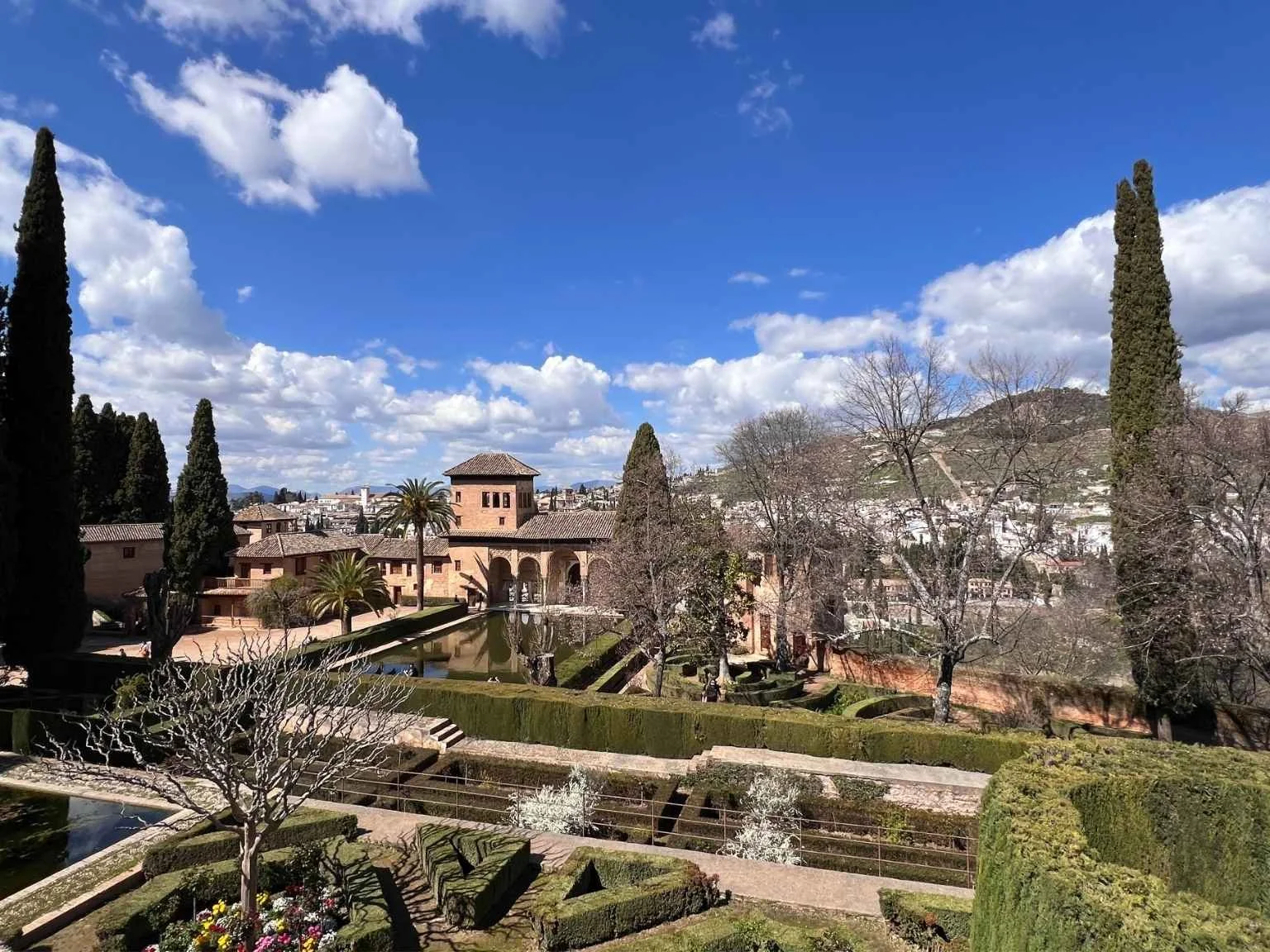 西班牙格拉納達阿爾罕布拉宮的 El Partal 花園，可欣賞宮殿與水景交織的美景