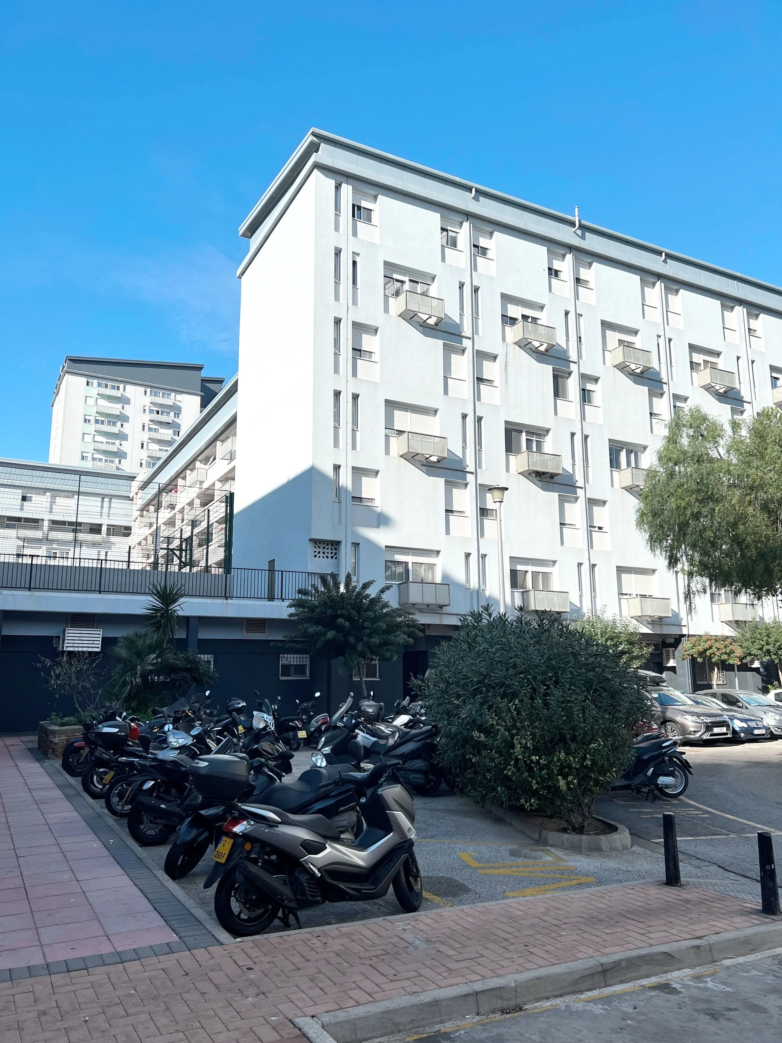 從直布羅陀邊境走進市區，路邊停滿機車的街景，讓人聯想到台灣