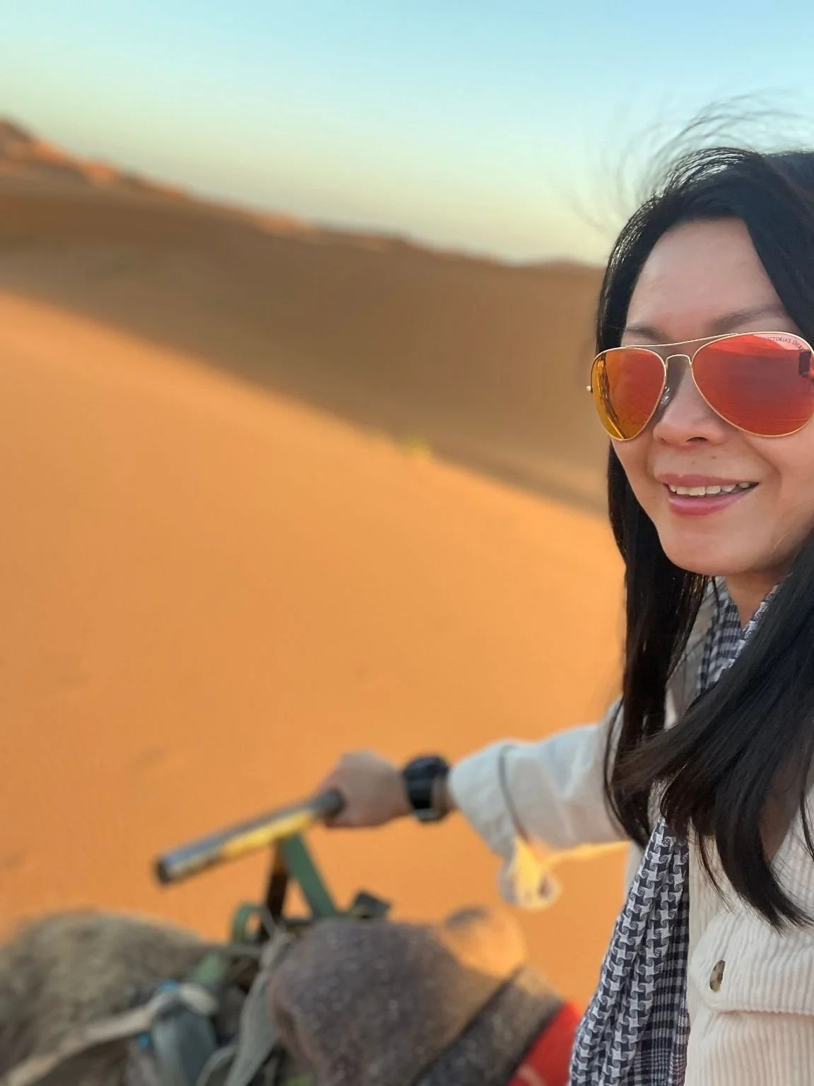 我在摩洛哥撒哈拉沙漠騎駱駝的自拍照，背景是一望無際的沙丘。