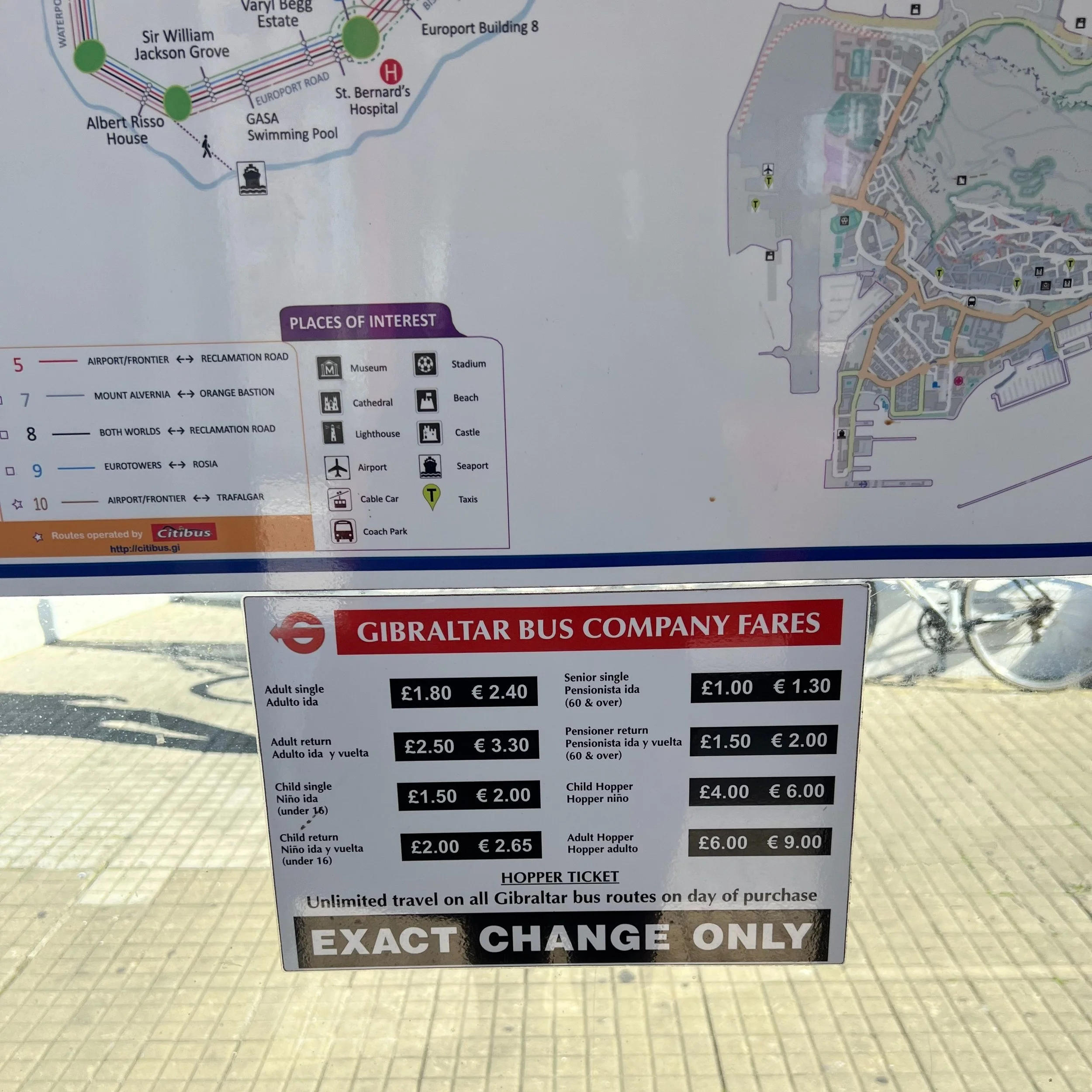 直布羅陀公車站標示的票價資訊