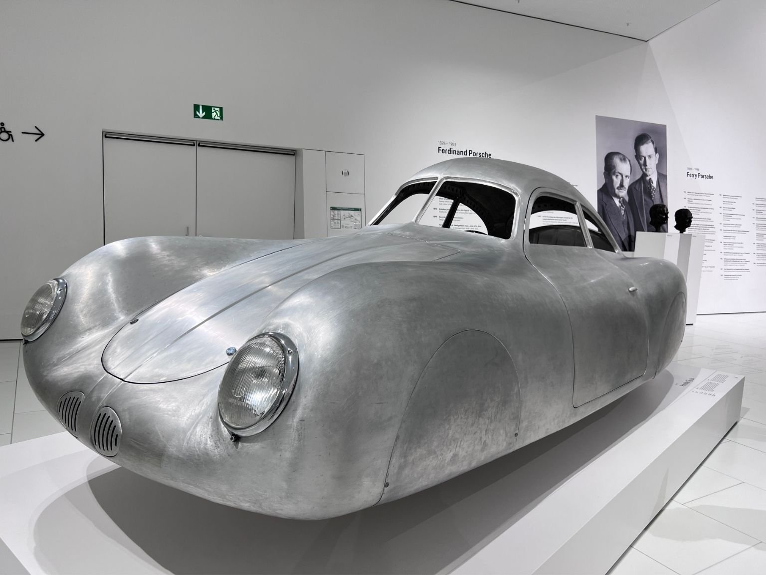 保時捷博物館展示 1939 年 Type 64 車款，經典流線型外觀。