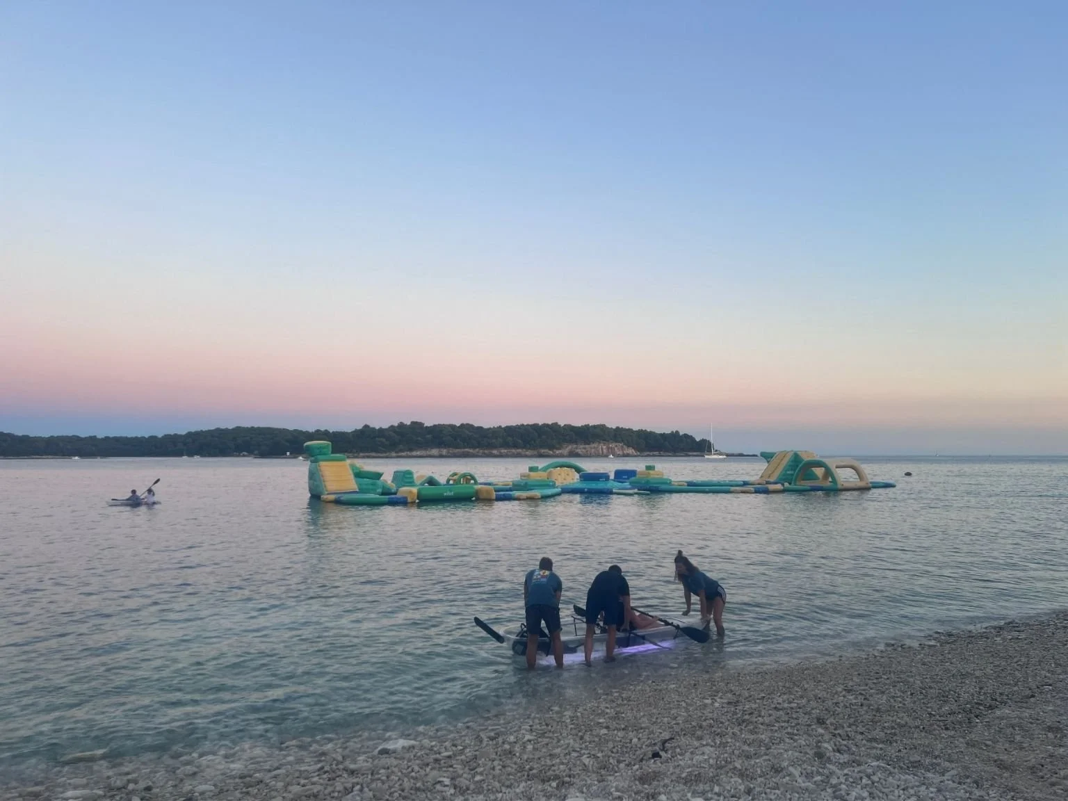 普拉透明皮划艇活動前的夕陽景色，海面與天空顏色非常美。