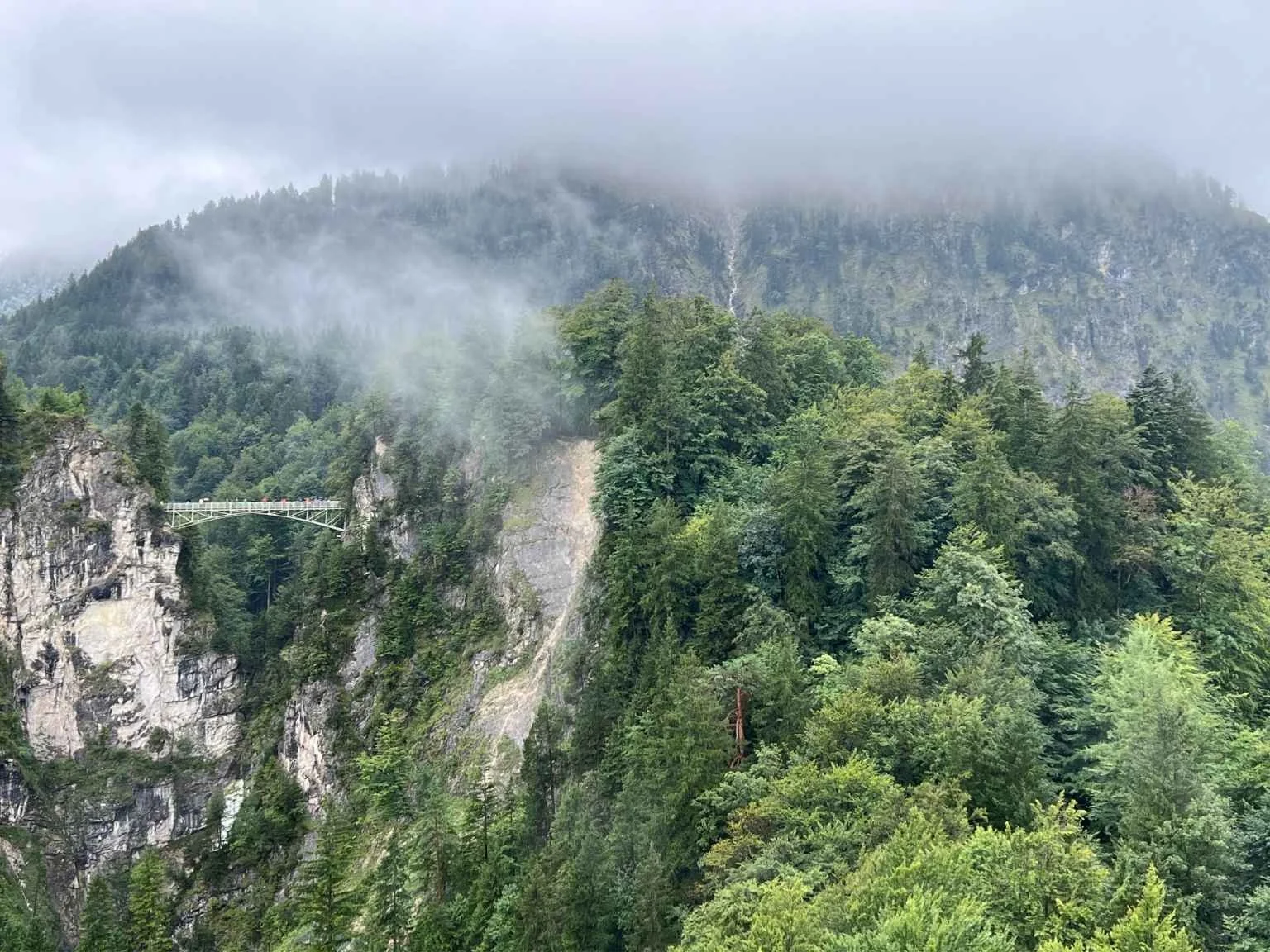 從新天鵝堡城堡區望向瑪麗安橋的景色，橋橫跨峽谷，是熱門拍照地點。
