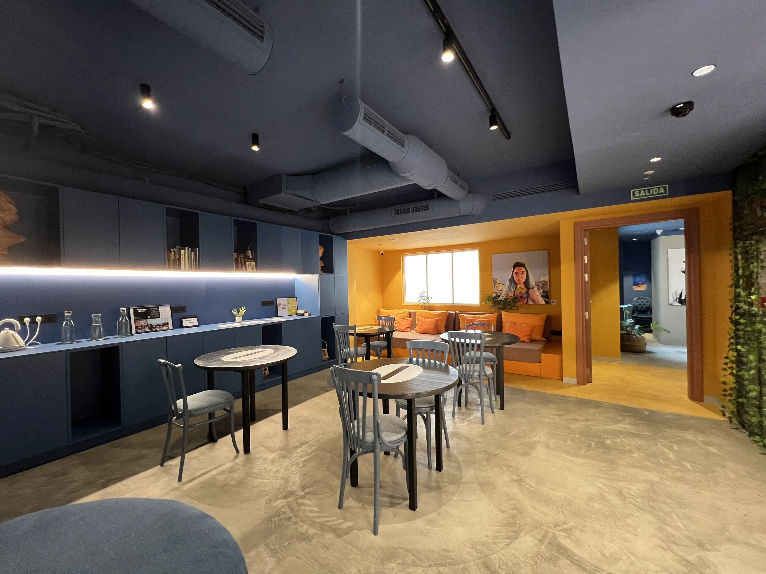 馬拉加 COEO Pod Hostel 的公共區域，環境舒適乾淨。