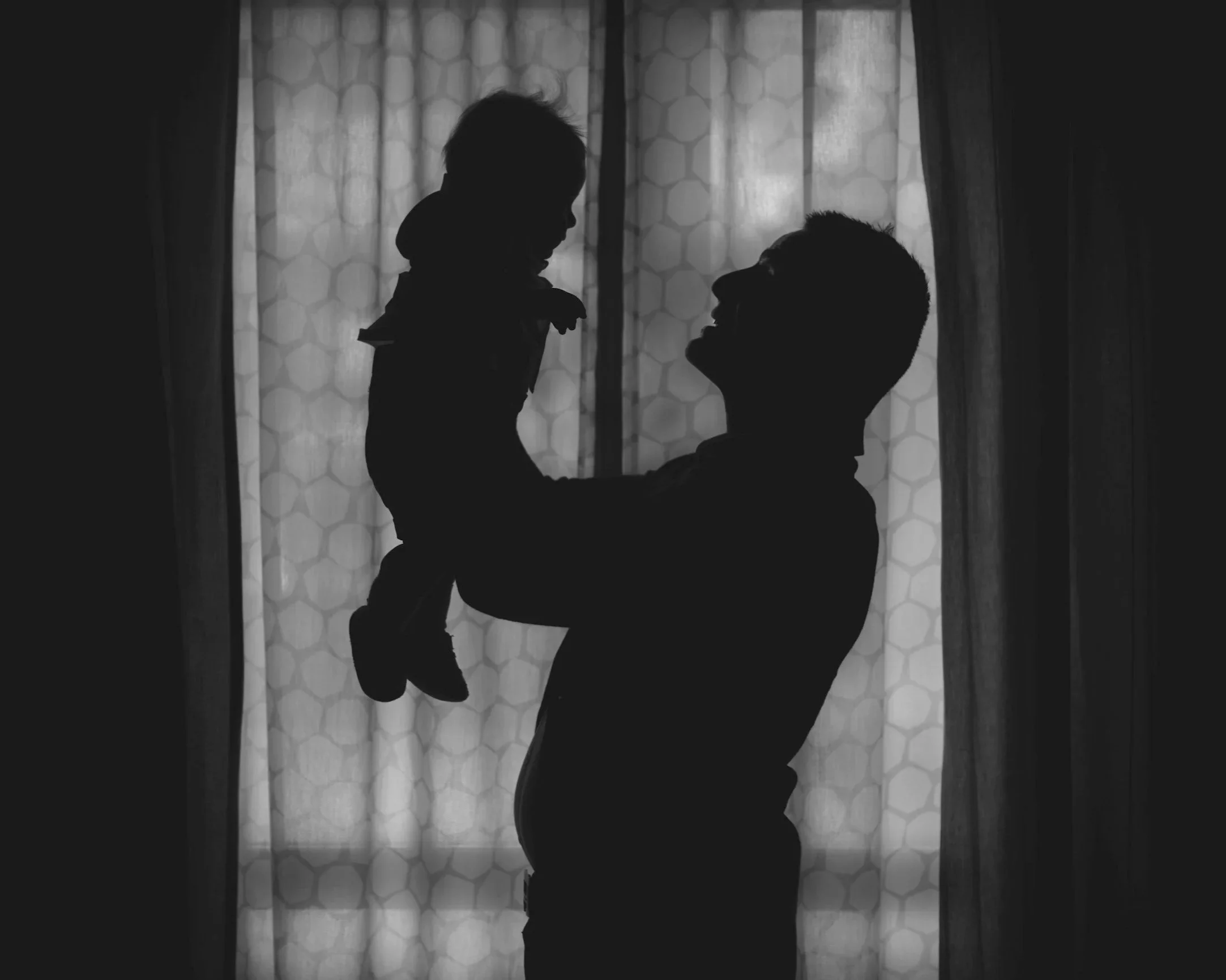 silhouette of parent and child symbolising grief and longing in complex father relationships