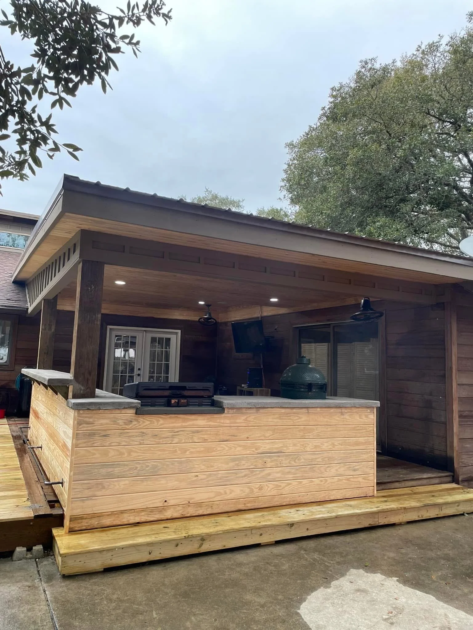 Modern And Sleek Finish Outdoor Kitchen Remodel in Robertsdale, AL by Sovine Construction project photo 4