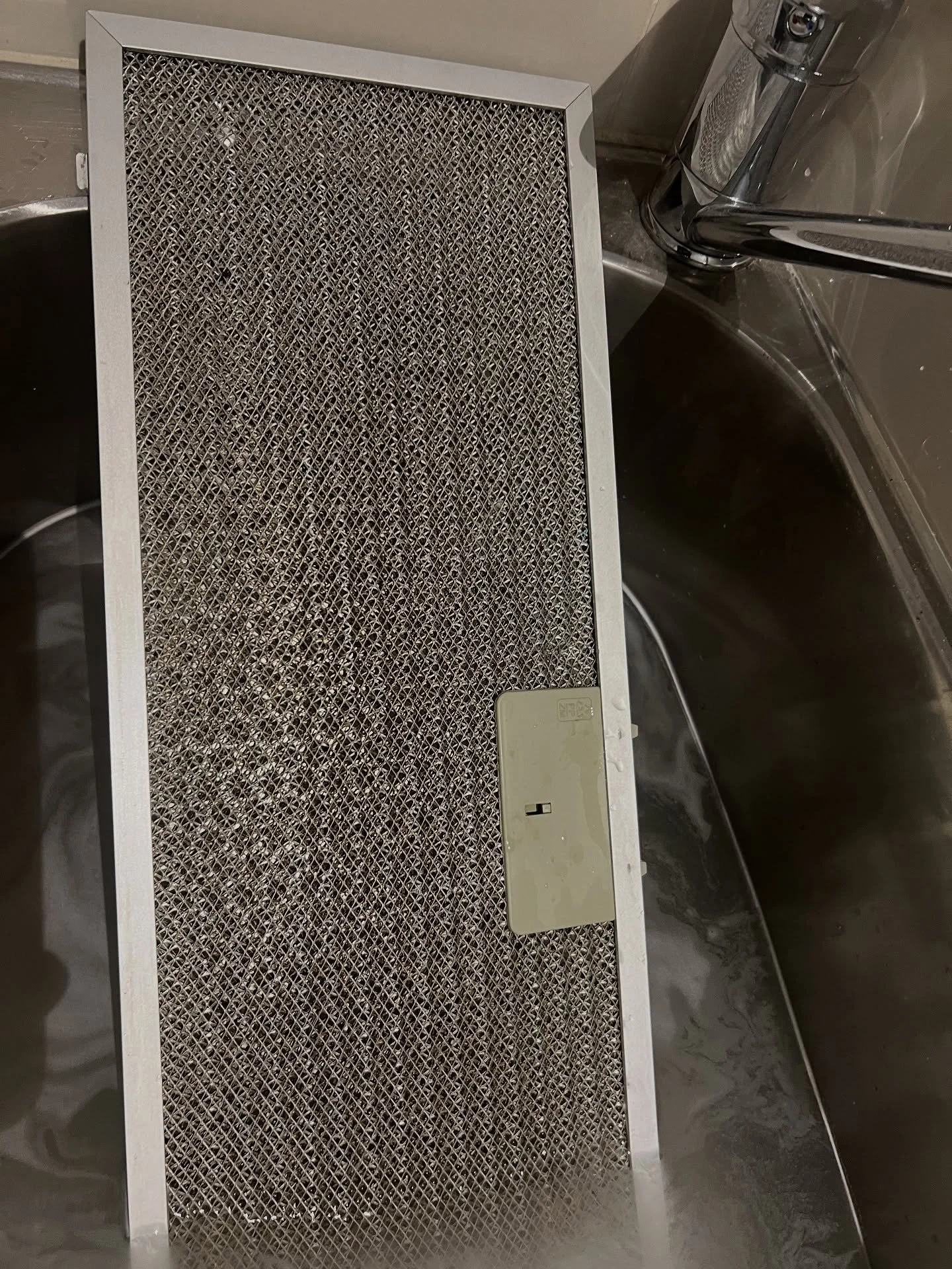 ✨ From greasy to gleaming! Nothing beats a fresh rangehood filter &ndash; your kitchen will thank you. #BeforeAndAfter #clean #endoflease #pristine #clean #melbourne #strathmore #oven #rangehood