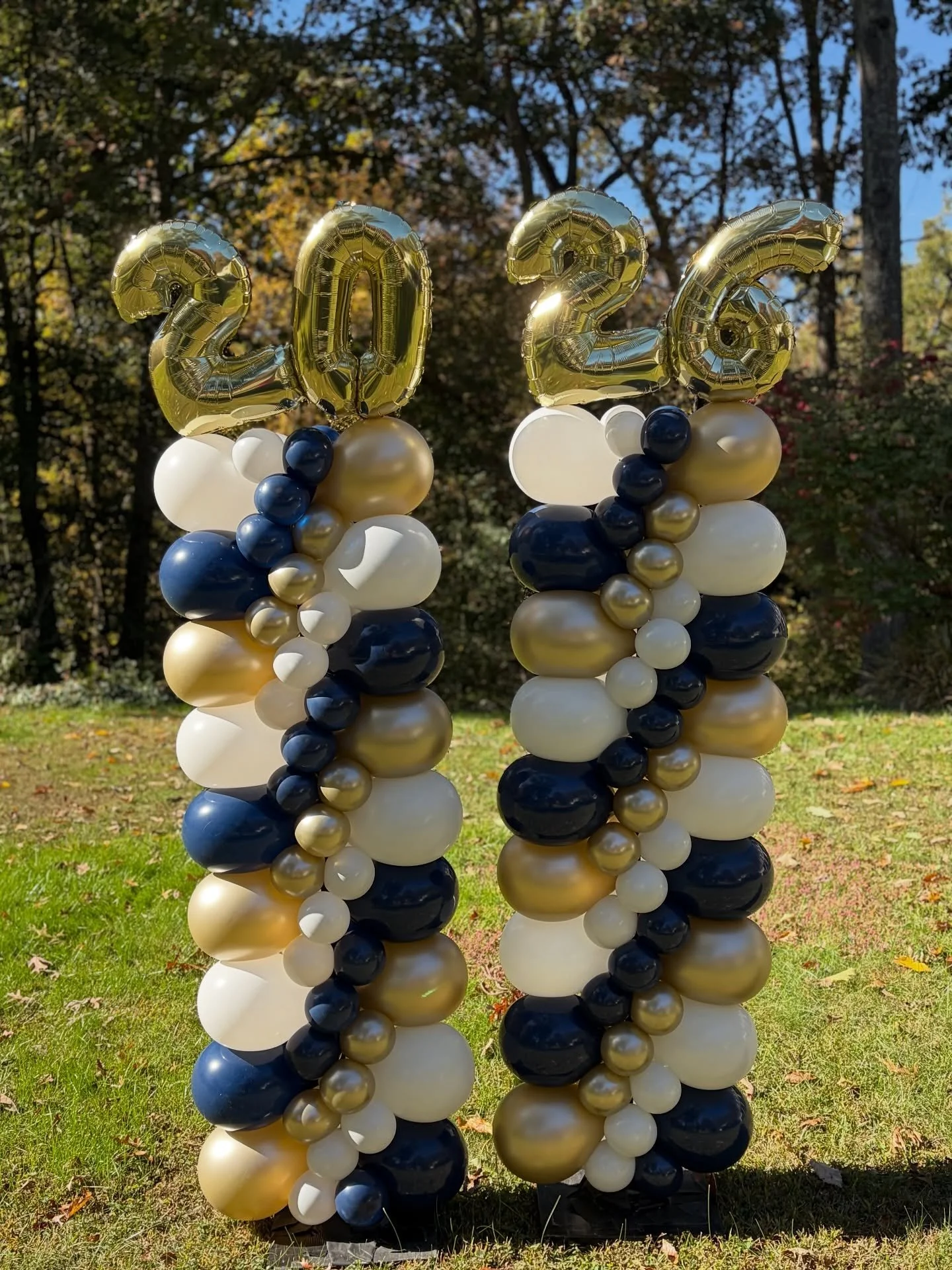 I took the pearls of wisdom from the ever-so-gracious Dolly of @delloons who was kind enough to share her tutorial for this super fun balloon column. These two are headed out to the @severnaparkvb Senior Night!

Married to the balloon hustle and than