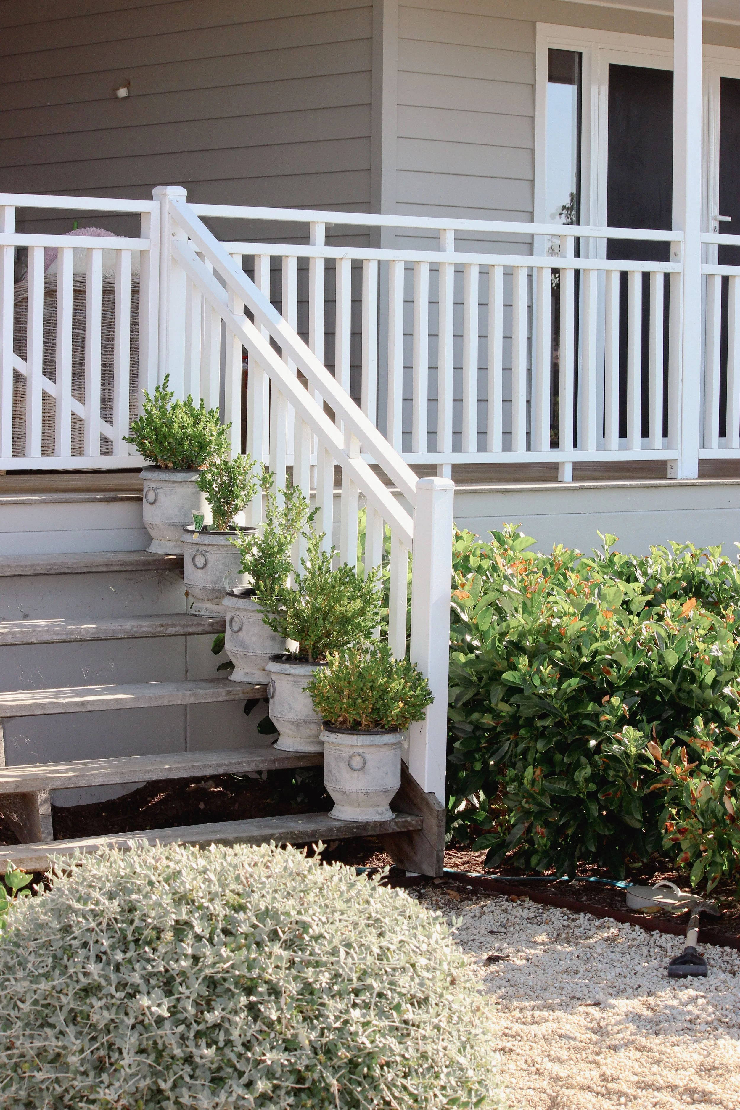 garden design, balcony fence, verandah, pot plants, patio plants, topiary, country garden