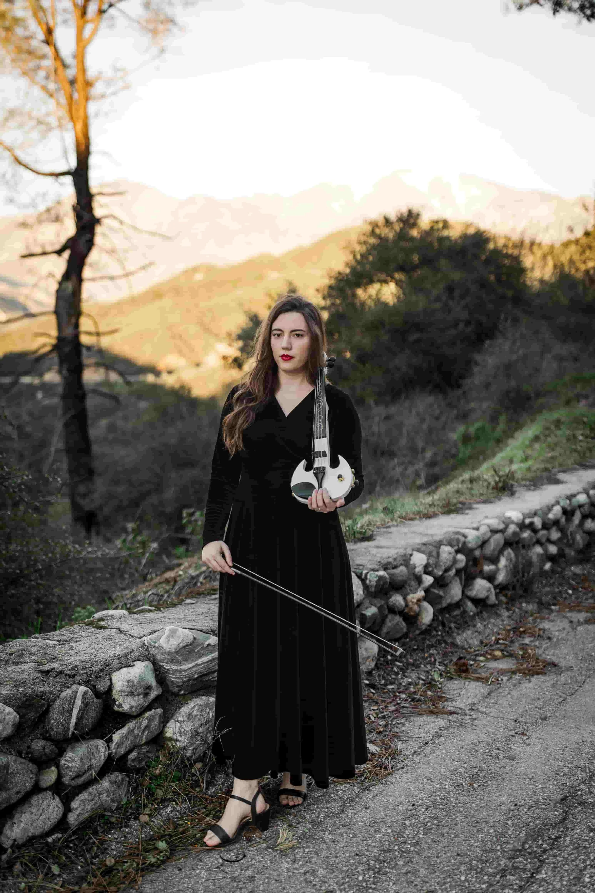 electric violinist performing during cocktail hour at a wedding in Los Angeles