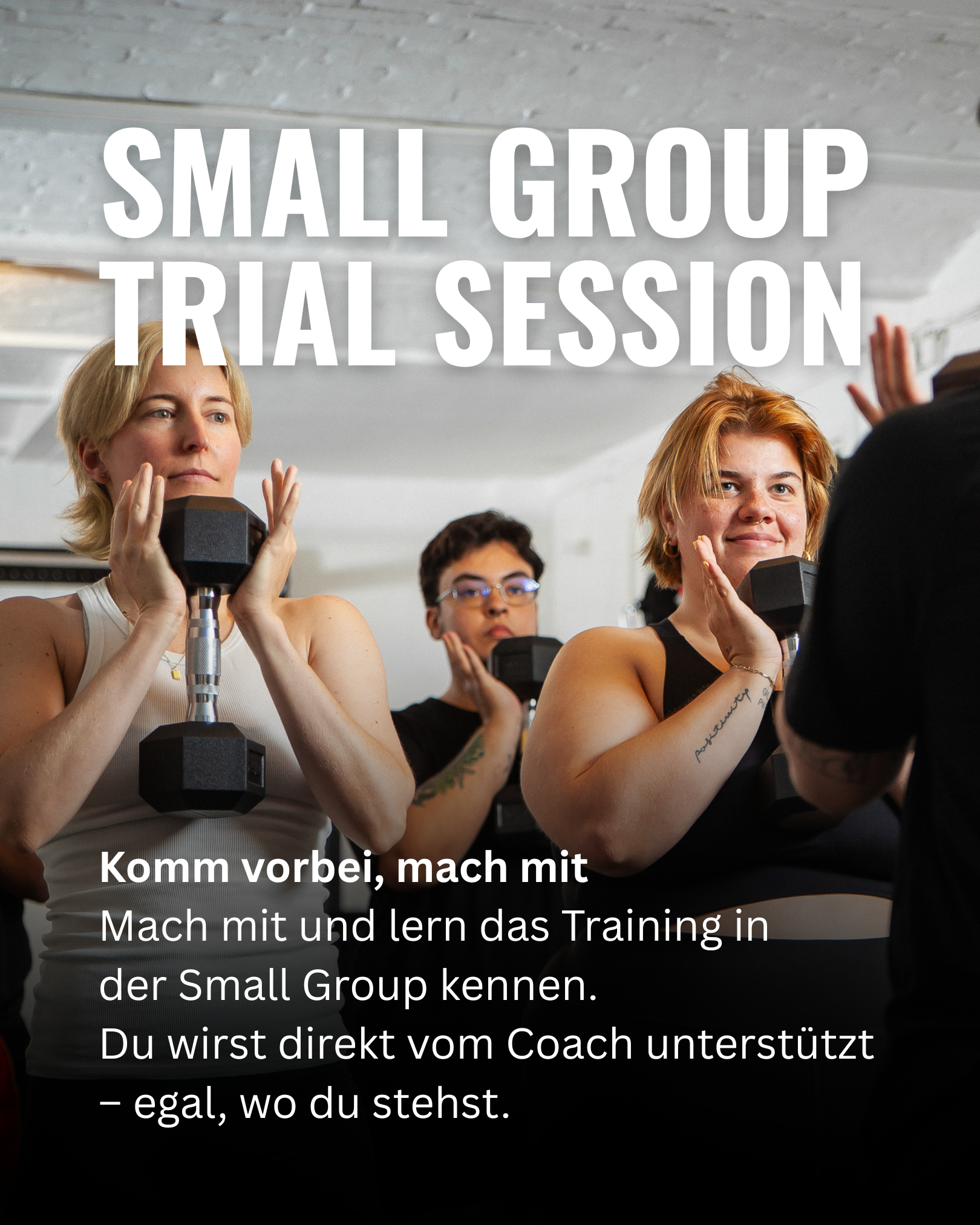 Menschen bei einem kleinen Gruppentraining, das eine Trainerin anleitet, in einem Raum mit weißem Deckenfinish, die alle aufmerksam zuhören und ihre Muskeln trainieren.