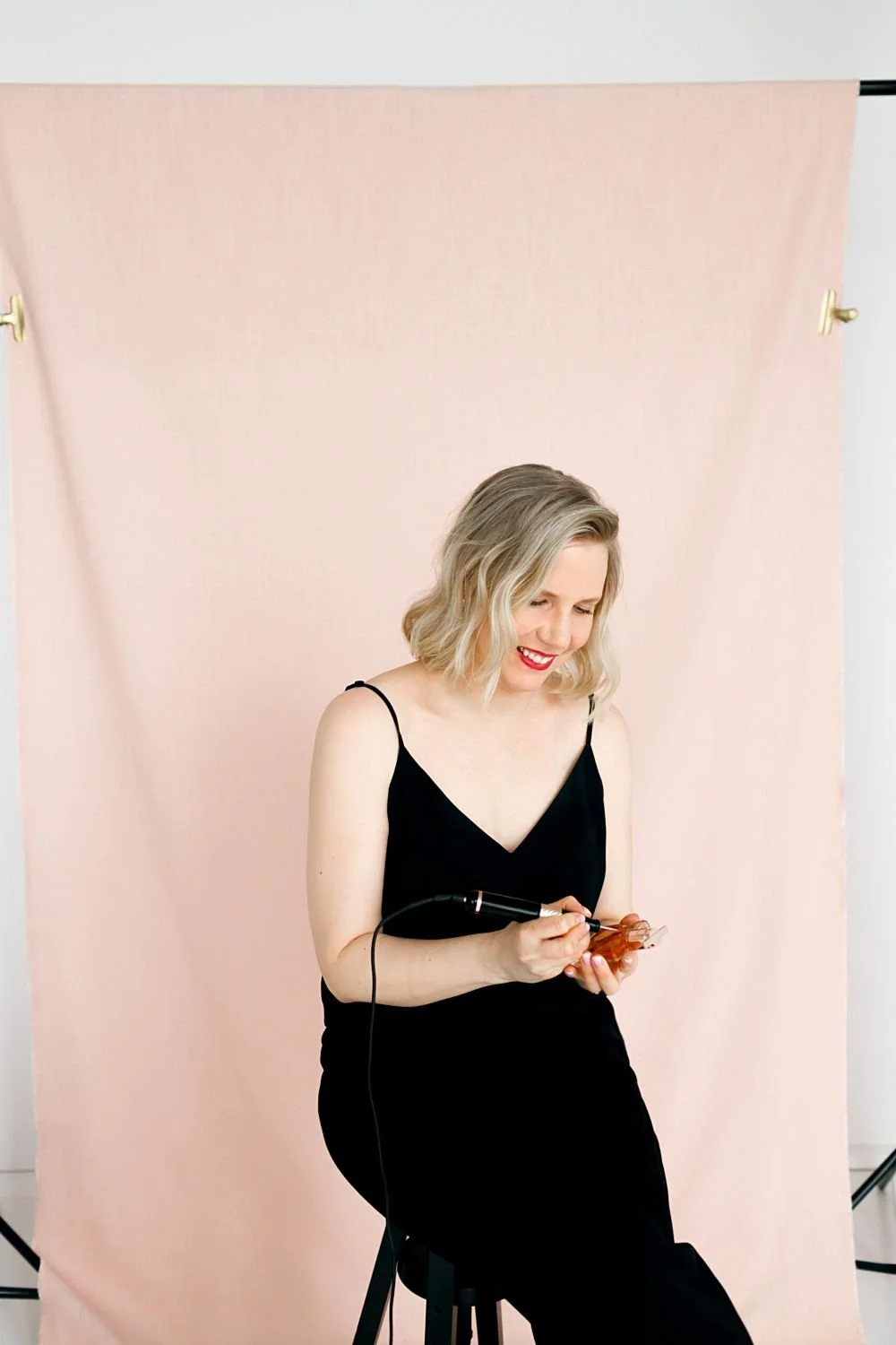 Calligraphy engraver Finland with a perfume in her hands