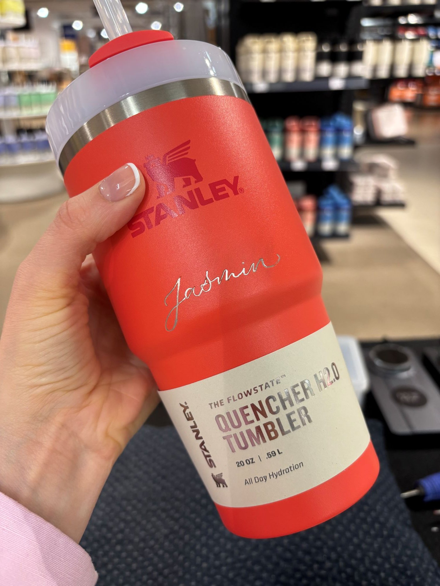 Stanleyn punainen termosmuki pillillä, johon kaiverrettuna nimi Jasmin.