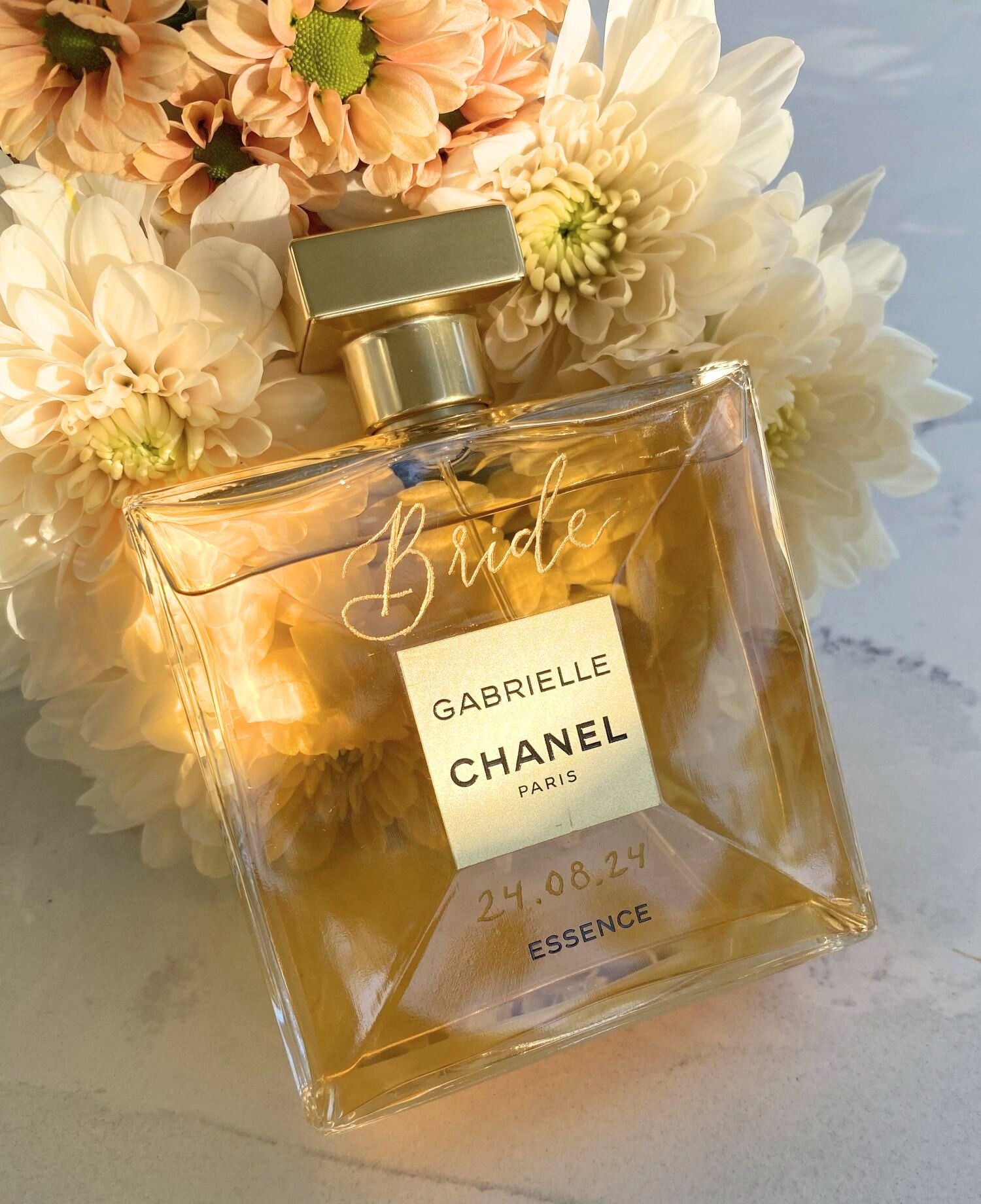 Chanel hajuvesipulloon tehty lasikaiverrus jossa lukee "Bride".