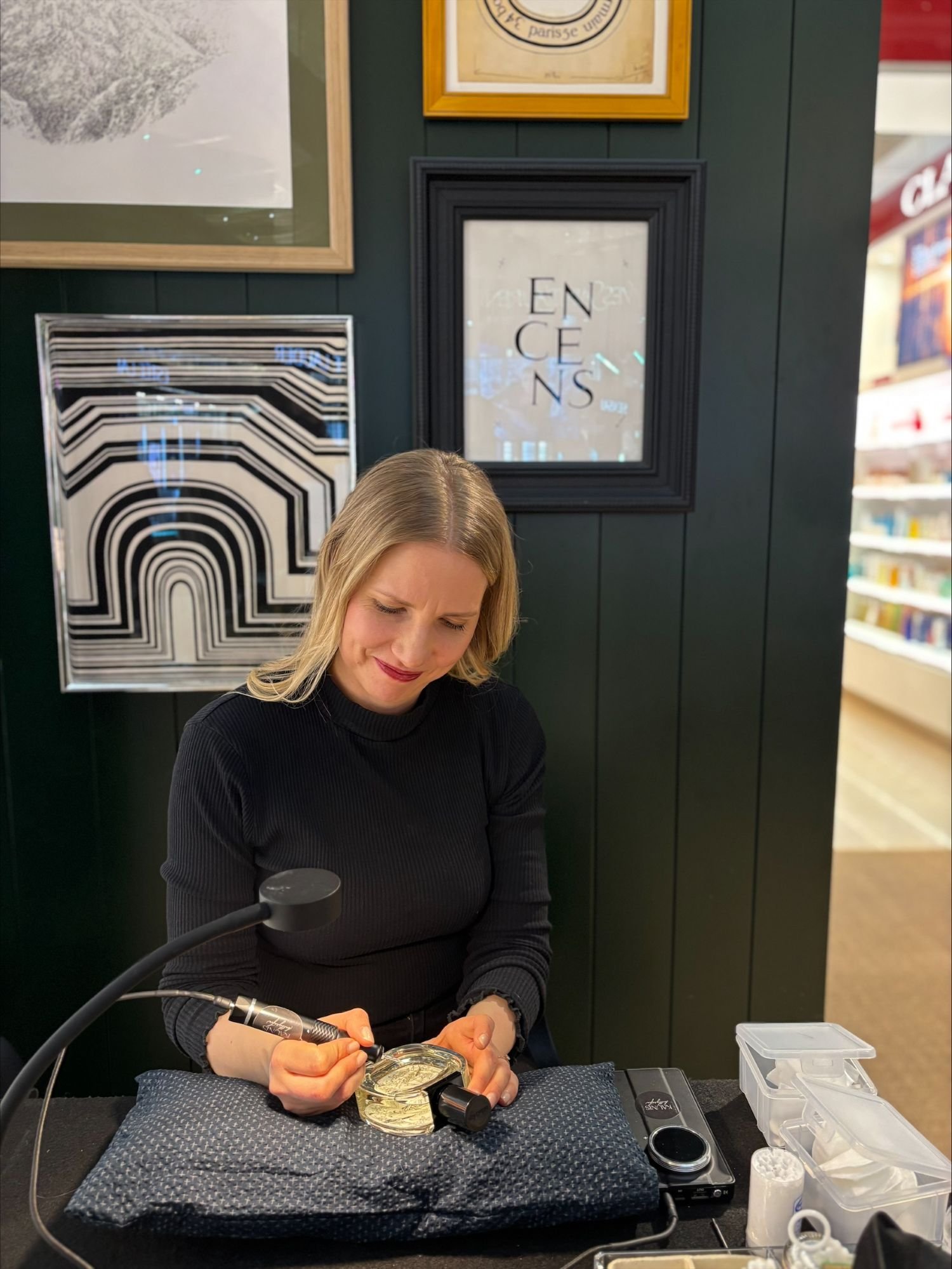 Lasikaiverrusta tekemässä Helsingin Stockmannilla