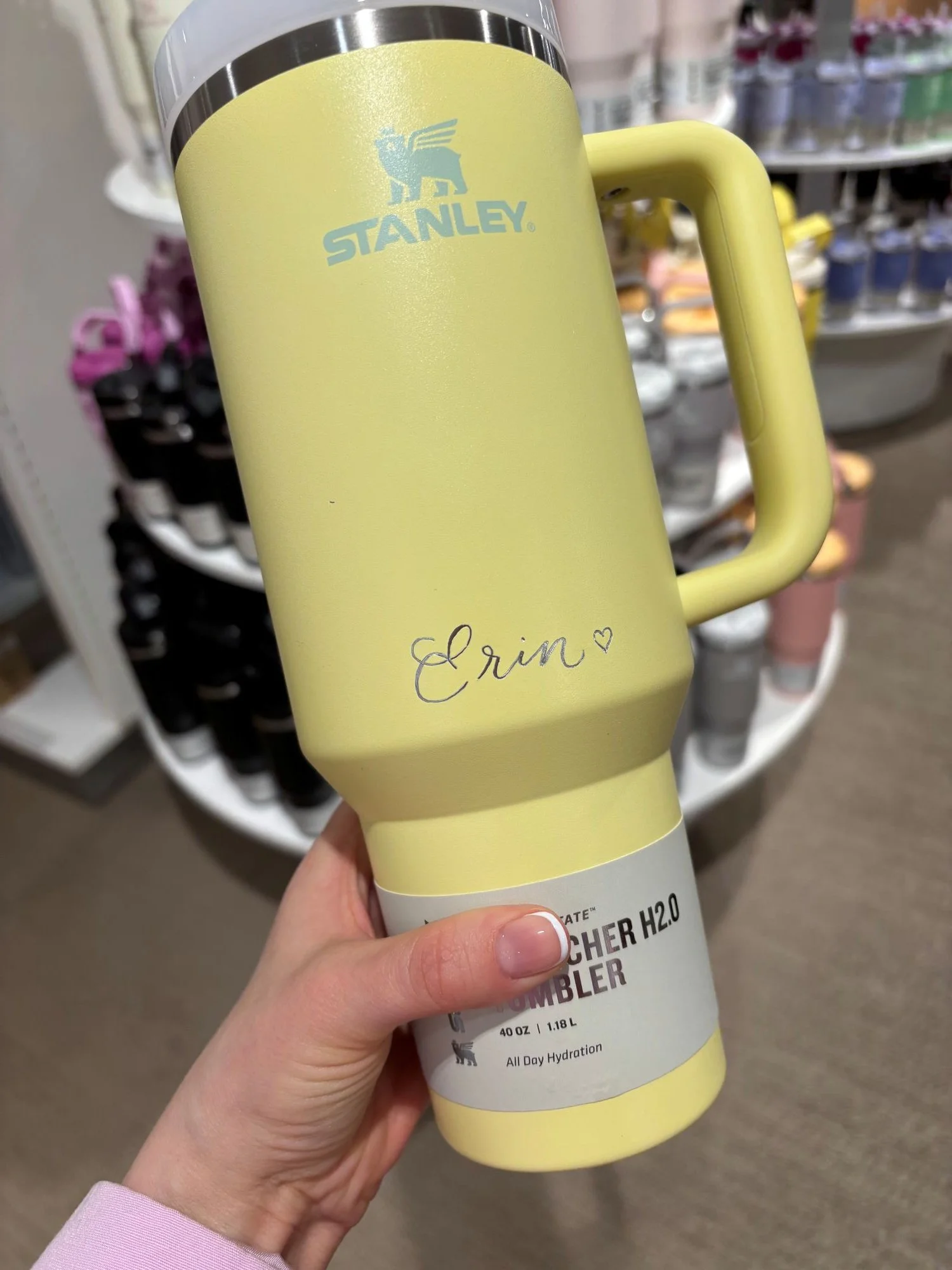 Kalligrafialla kaiverrettu Stanley termosmuki, jossa nimi Erin ja sydän.