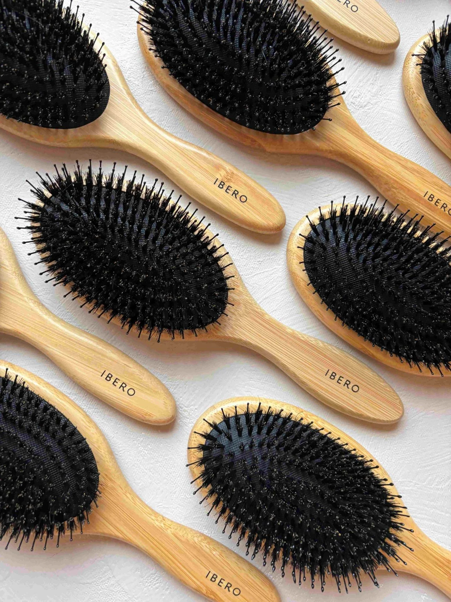 Hiusharjoja pöydällä